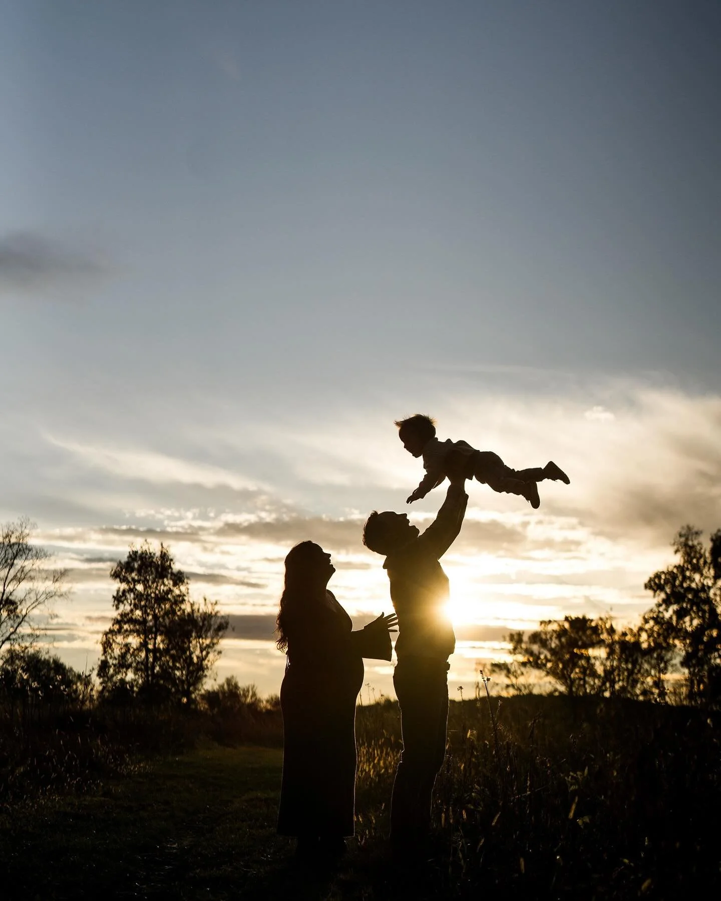 That golden hour magic and one last season as a family of three. 🤎🌞🧡🌾
.
.
.
.
#cagphotography
#cagportraits
#paphotographer 
#philadelphiaphotographer
#buckscountyphotographer
#berkscountyphotographer
#montgomerycountyphotographer 
#montcophotogr