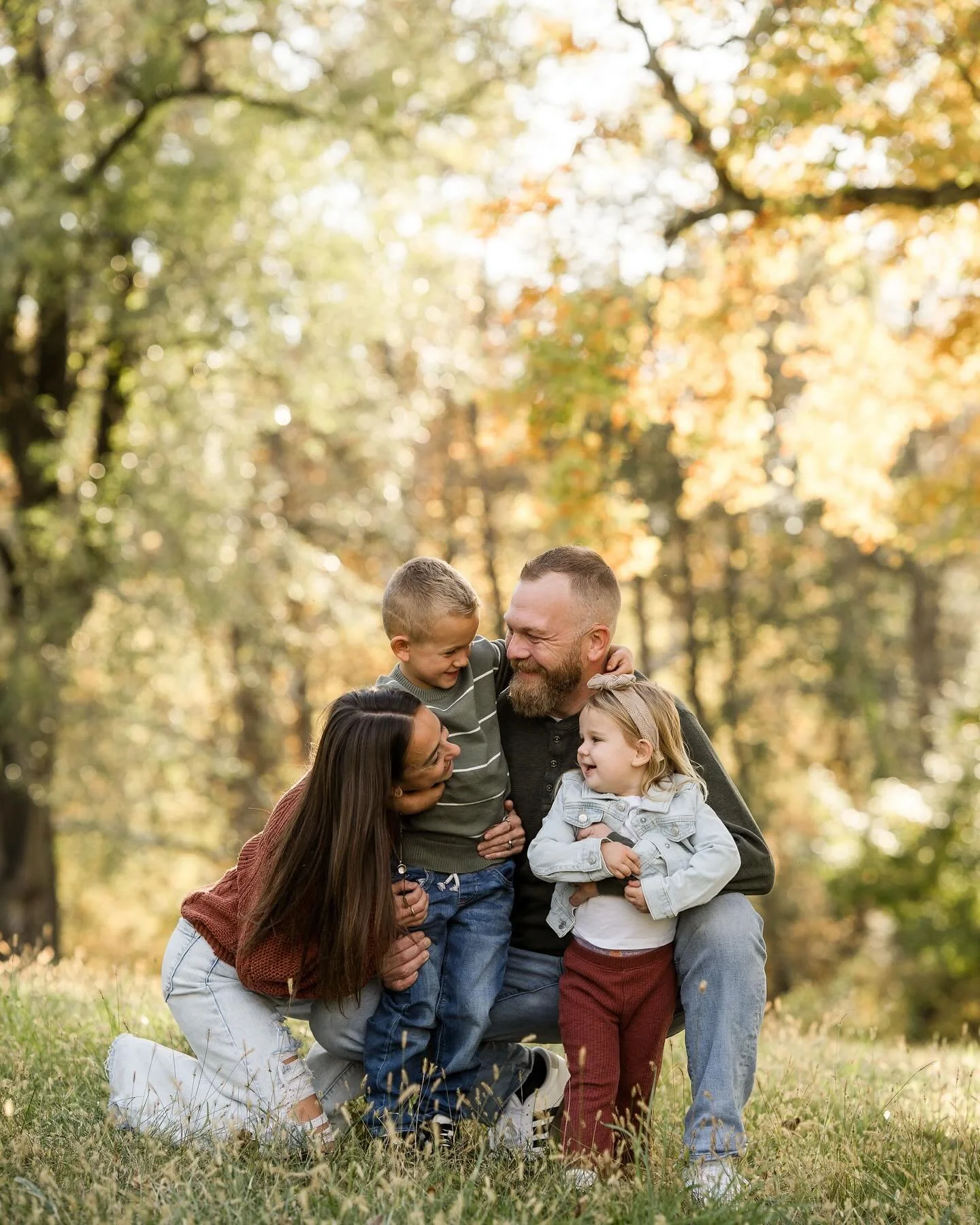 The Lasher kiddos brought all their silliness and giggles! 🤭 Parents, every session I start with those formal photos and then let the kids be kids and capture them just doing their thing in between. Even if that&rsquo;s them going crazy on your lap,