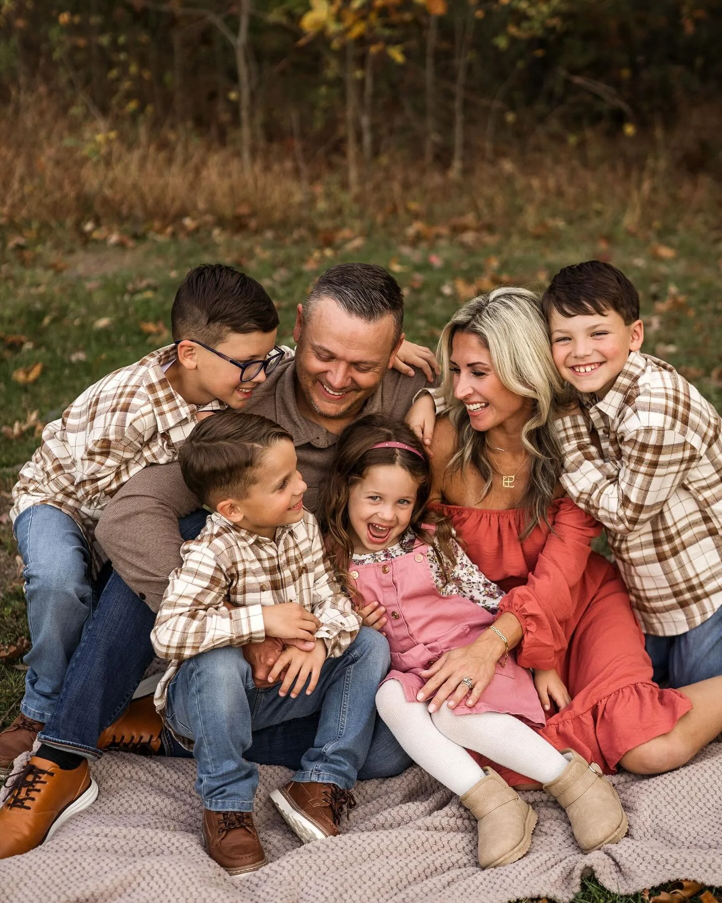 Fall minis round two with this crew! 🍂 so thankful for these friends. 🤎
.
.
.
.
#cagphotography
#cagportraits
#paphotographer 
#philadelphiaphotographer
#buckscountyphotographer
#berkscountyphotographer
#montgomerycountyphotographer 
#montcophotogr