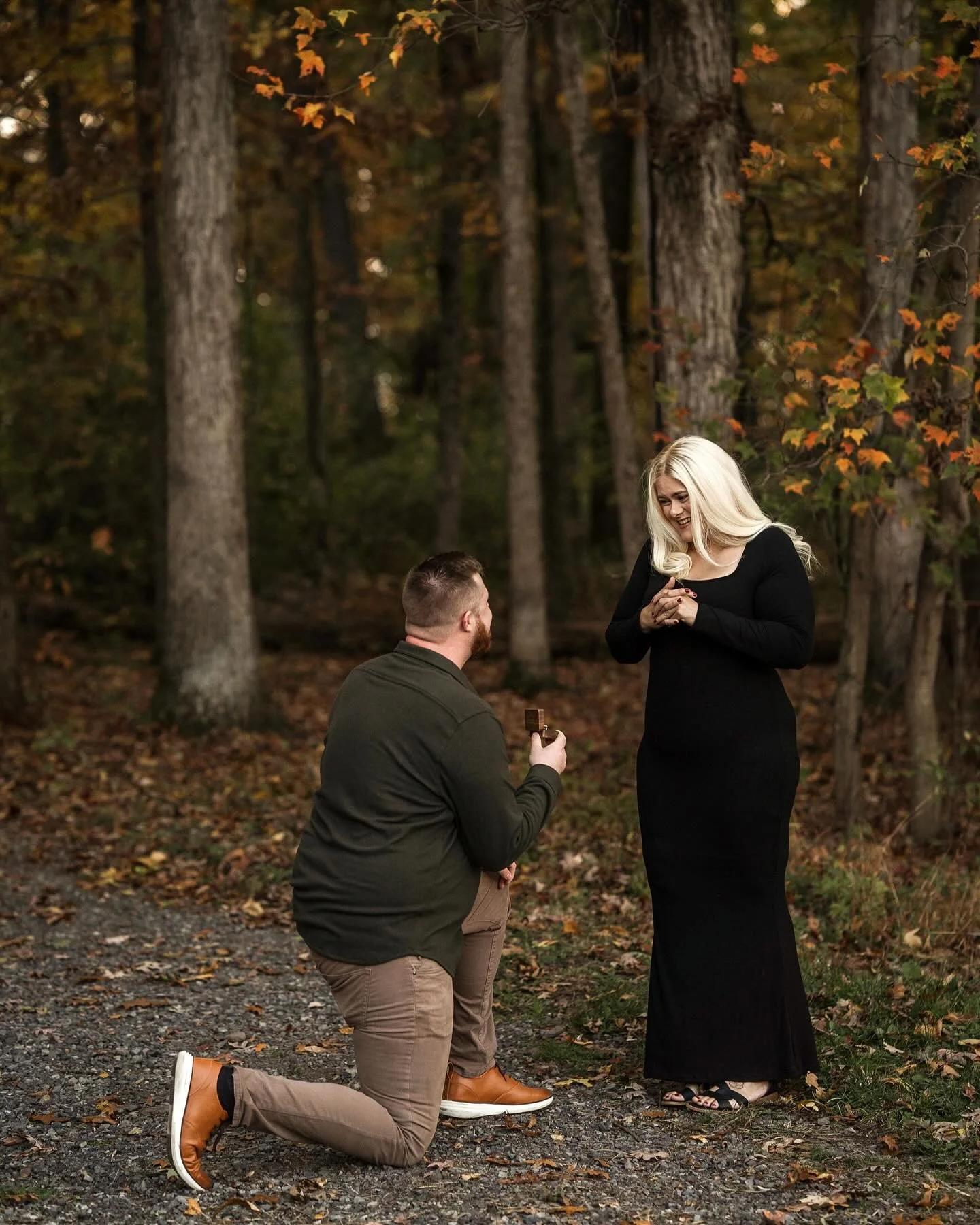A bittersweet ending to my fall minis. 💍 Drew reached out to me with such a heartfelt email talking about his love for Casey and wanting to propose to her at the session with their kiddos. So we made a simple plan at the end for him to pop the quest