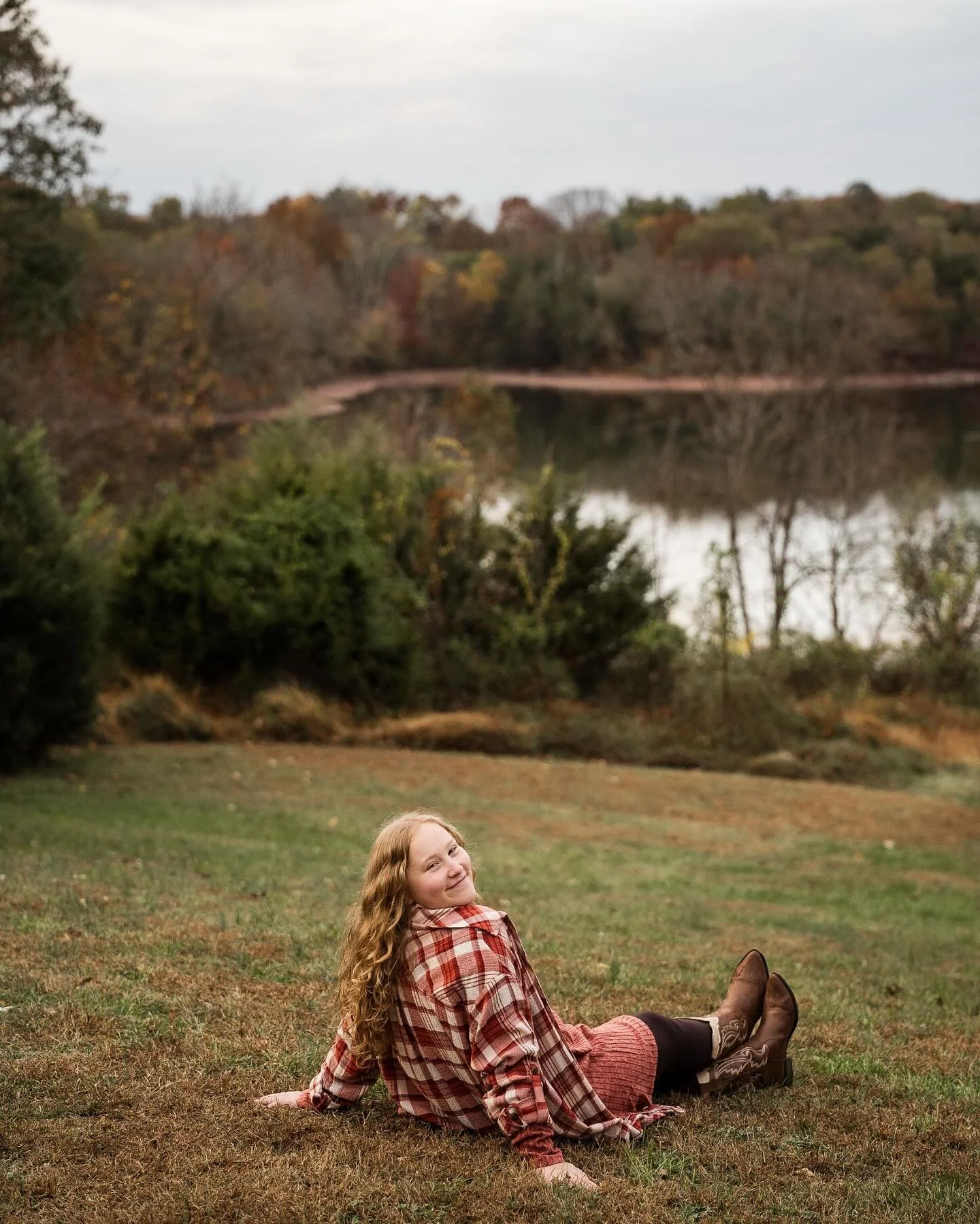 Just Evelynn, some fall foliage and a tiny hike during her senior session! 🍁
.
.
.
.
#cagphotography
#cagportraits
#paphotographer 
#philadelphiaphotographer
#buckscountyphotographer
#berkscountyphotographer
#montgomerycountyphotographer 
#montcopho