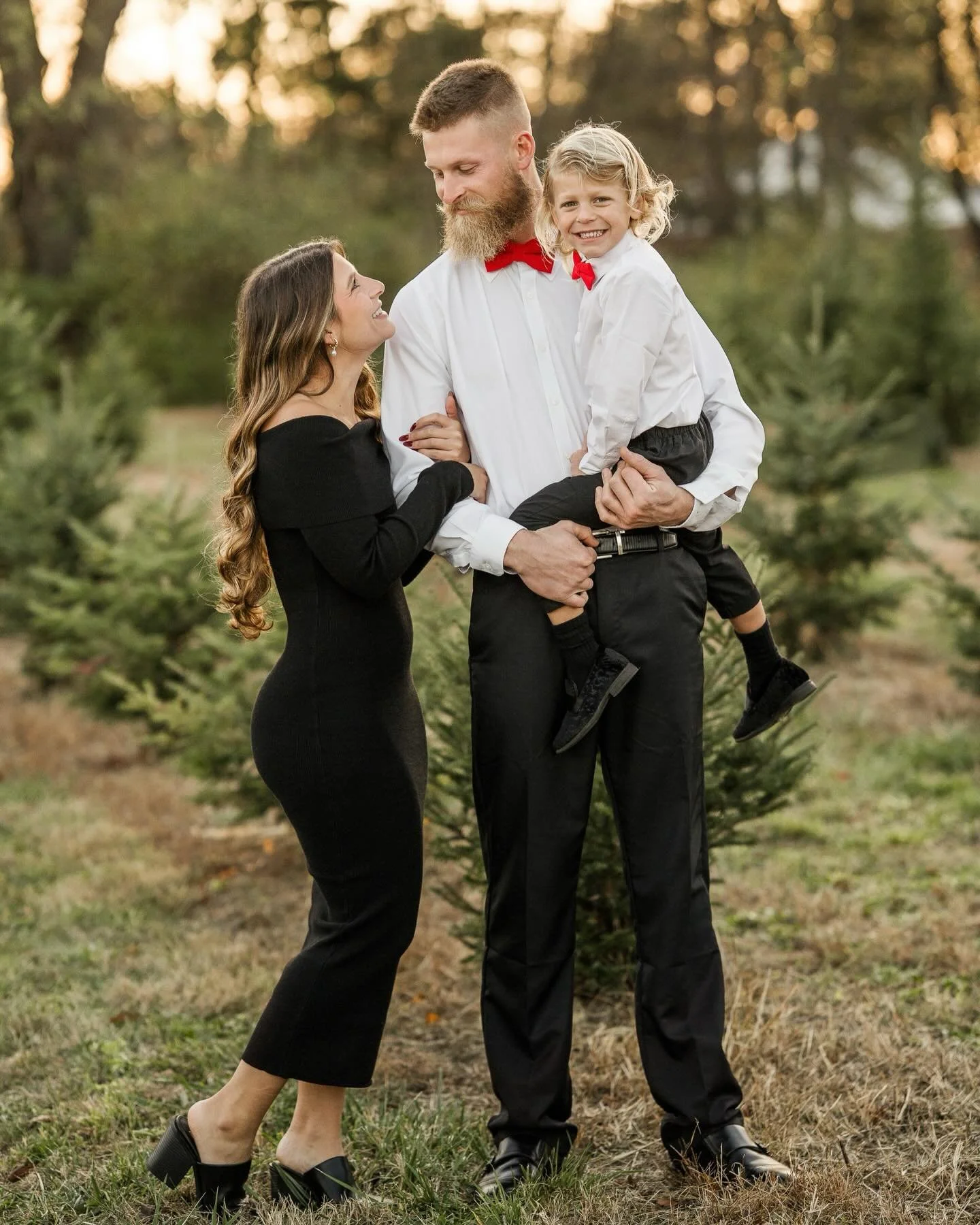 Love when the fam bring the tree farm chic✨👌🏻🌲 
.
.
.
.
#cagphotography
#cagportraits
#paphotographer 
#philadelphiaphotographer
#buckscountyphotographer
#berkscountyphotographer
#montgomerycountyphotographer 
#montcophotographer
#lehighvalleyphot