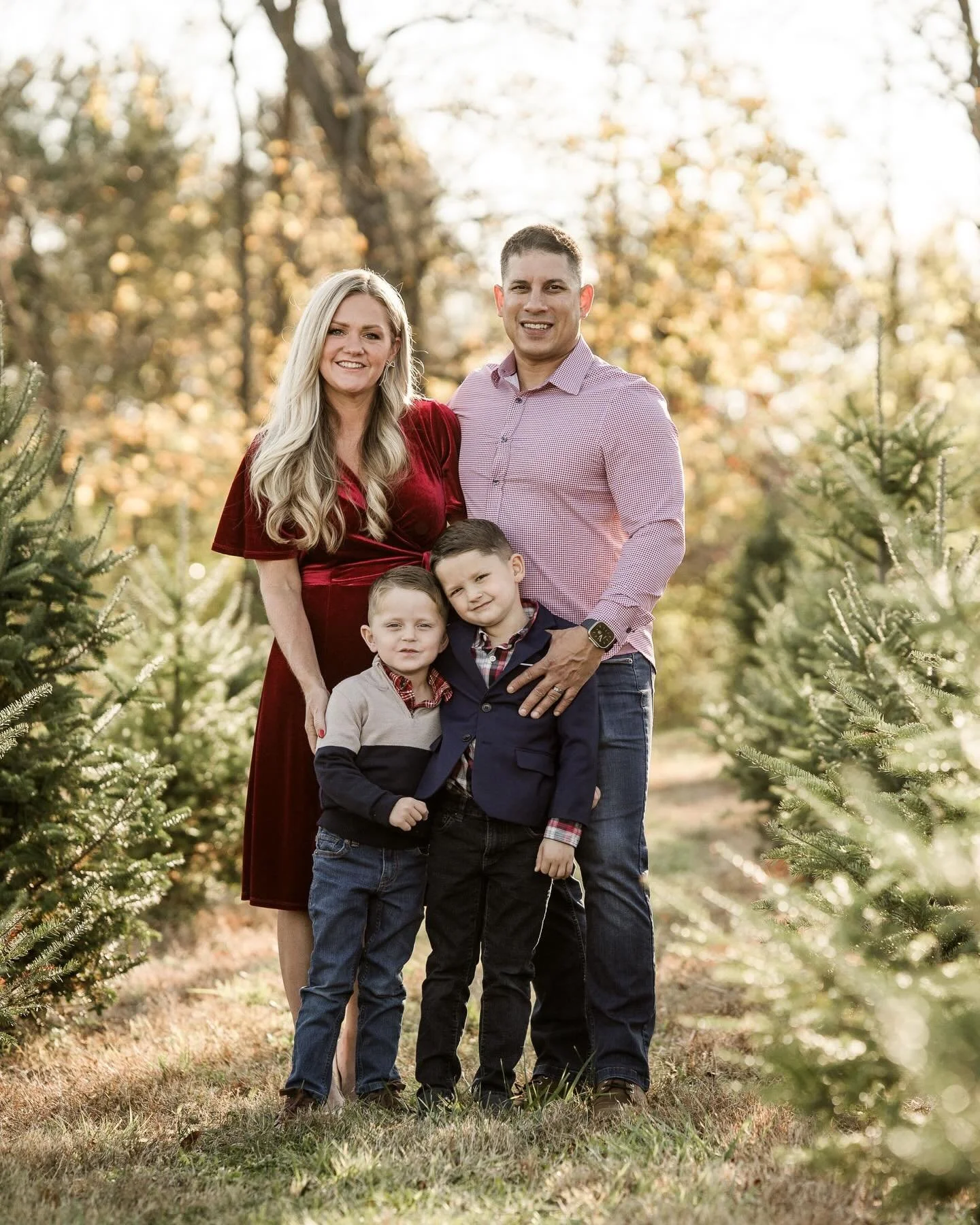First time meeting this sweet crew, and they showed up serving pure tree-farm magic! ✨☺️🌲 
.
.
.
.
.
#cagphotography
#cagportraits
#paphotographer 
#philadelphiaphotographer
#buckscountyphotographer
#berkscountyphotographer
#montgomerycountyphotogra