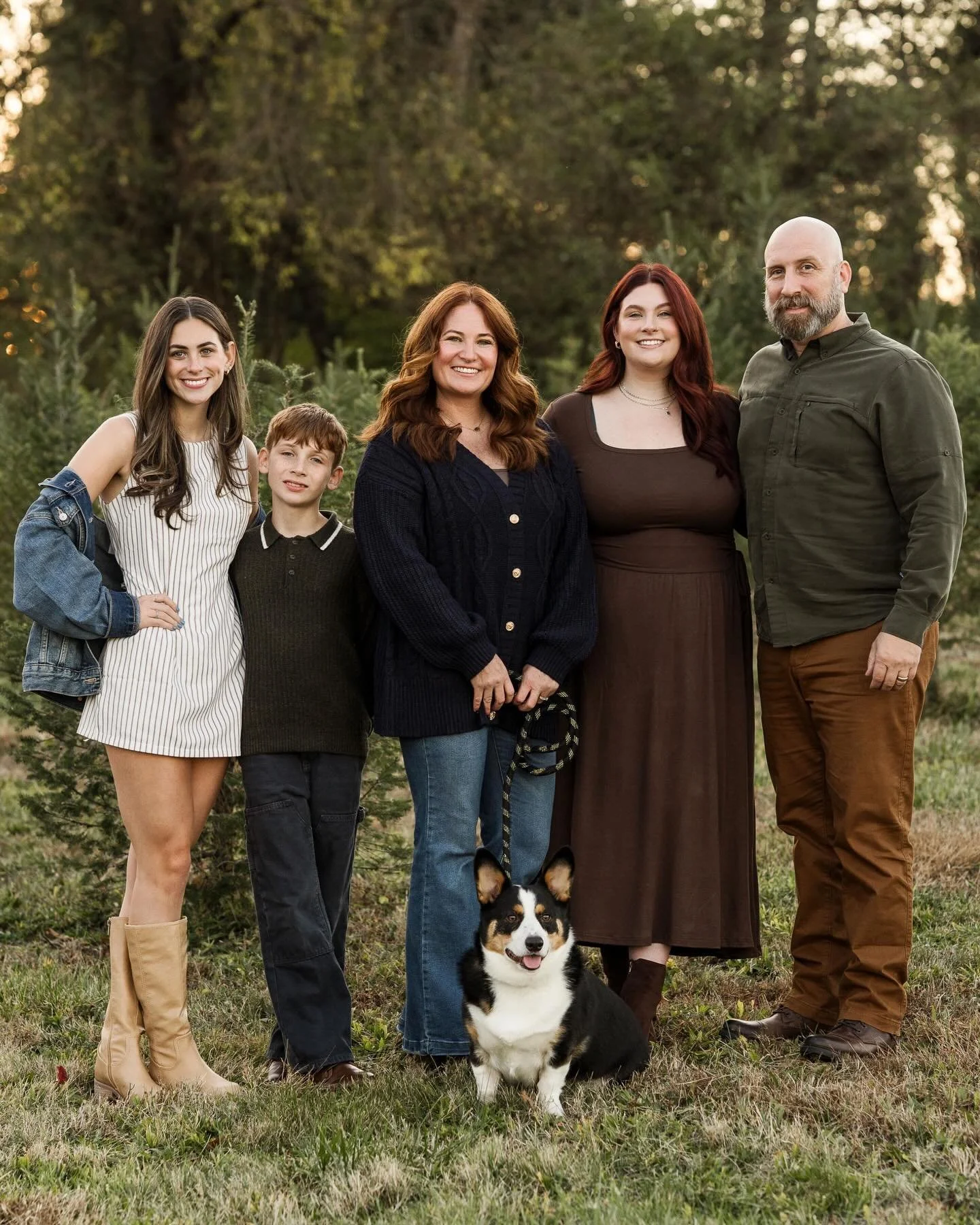 Closed out tree farm minis with my beautiful friend and her gorgeous family. 🤎 Very grateful I get to freeze time for my friends. ✨ 🌲 
.
.
.
.
#cagphotography
#cagportraits
#paphotographer 
#philadelphiaphotographer
#buckscountyphotographer
#berksc