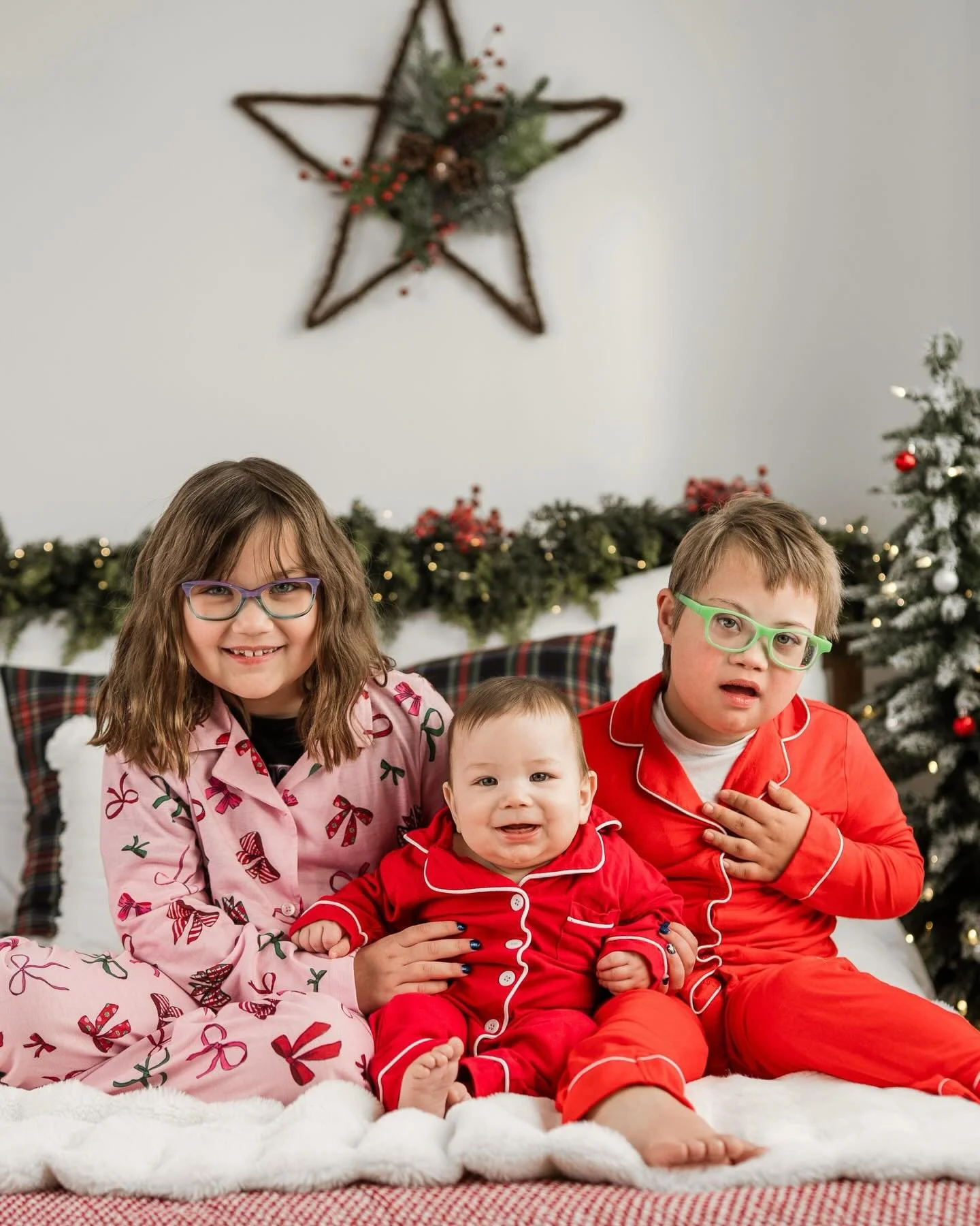 The sweetest kiddos everytime they&rsquo;re in front of my camera ☺️🎄
.
.
.
.
#cagphotography
#montgomerycountyphotographer 
#lehighvalleyphotographer 
#berkscountyphotographer 
#buckscountyphotographer