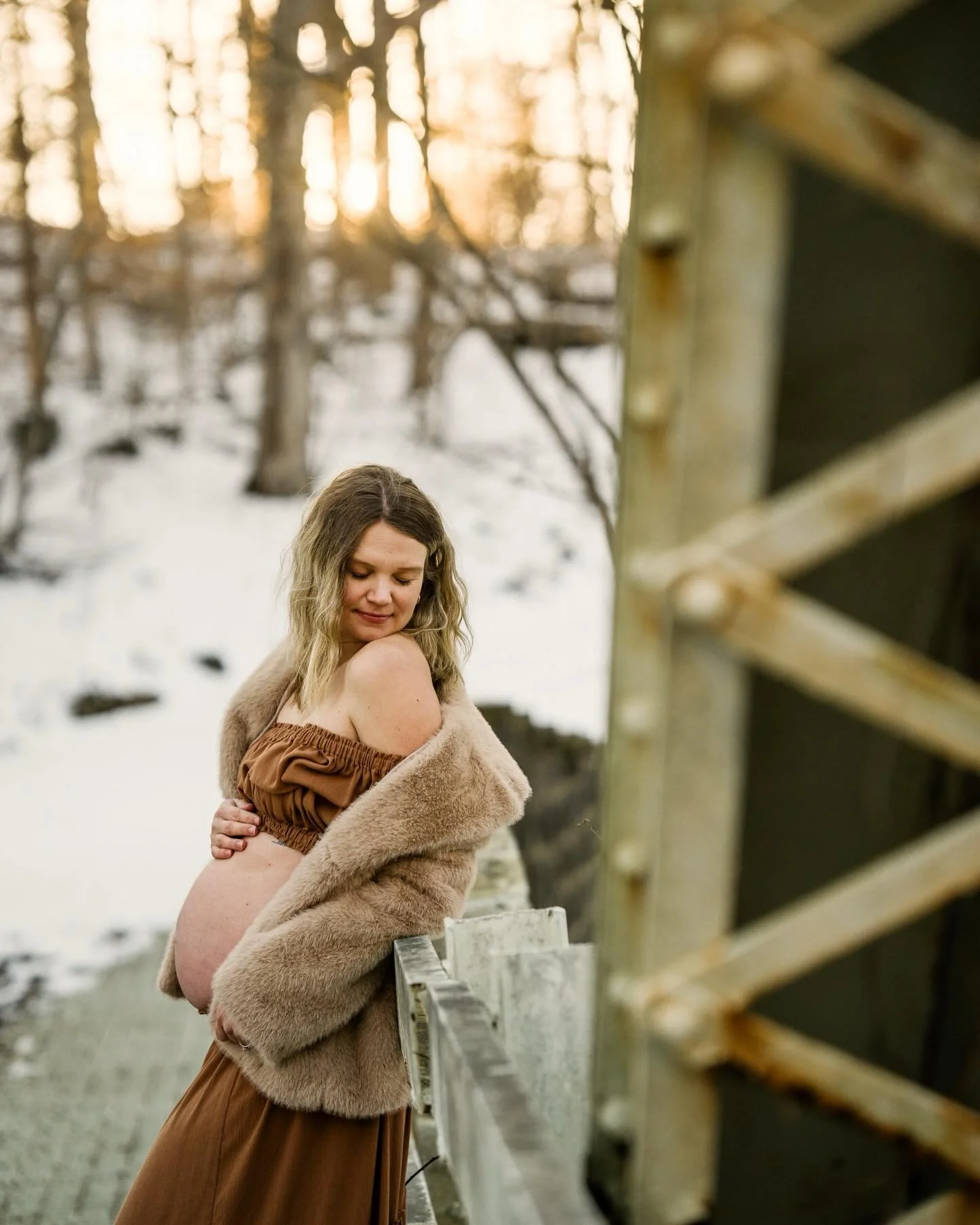 Embraced the cold and snow in this last minute winter maternity shootout with other local photogs! 🤎 Thank you to @huckleberry.photo.pa for putting it together and your gorgeous client @jessicaholowko for offering to model and taking on the cold!