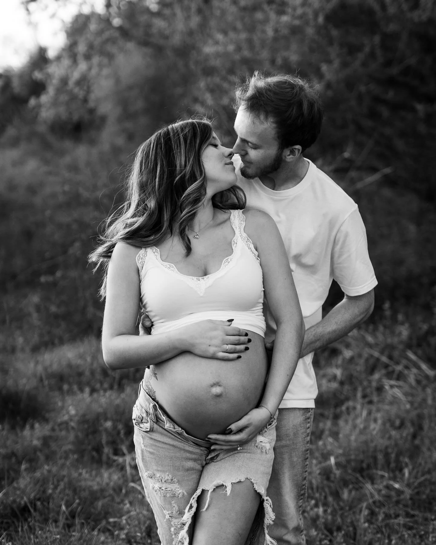 Dreaming of spring days like this while winter does its thing&hellip; but hey, we&rsquo;re about another month closer. 🌸 If you&rsquo;re expecting a little one, now&rsquo;s the perfect time to reach out and get on my calendar! 🤍 One of my favorite 