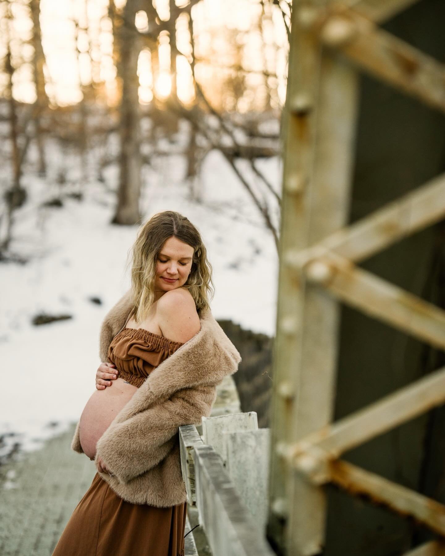 Embraced the cold and snow in this last minute winter maternity shootout with other local photogs! 🤎 Thank you to @huckleberry.photo.pa for putting it together and your gorgeous client @jessicaholowko for offering to model and taking on the cold!