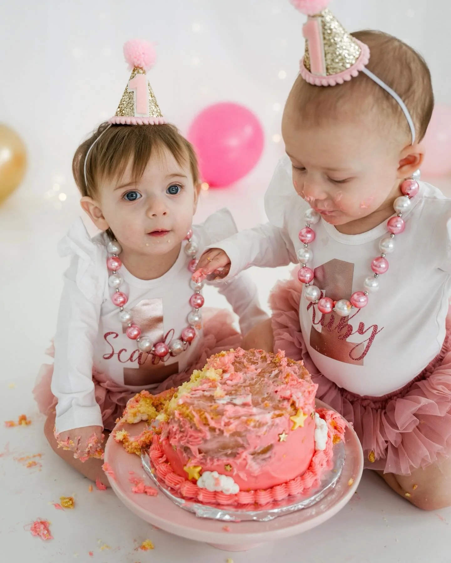 Studio cake smash sessions with twins will forever be my favorite kind of chaos 🤍✨ Happy ONE girlies! 
.
.
.
#cagphotography
#montgomerycountyphotographer
#lehighvalleyphotographer
#buckscountyphotographer
#berkscountyphotographe