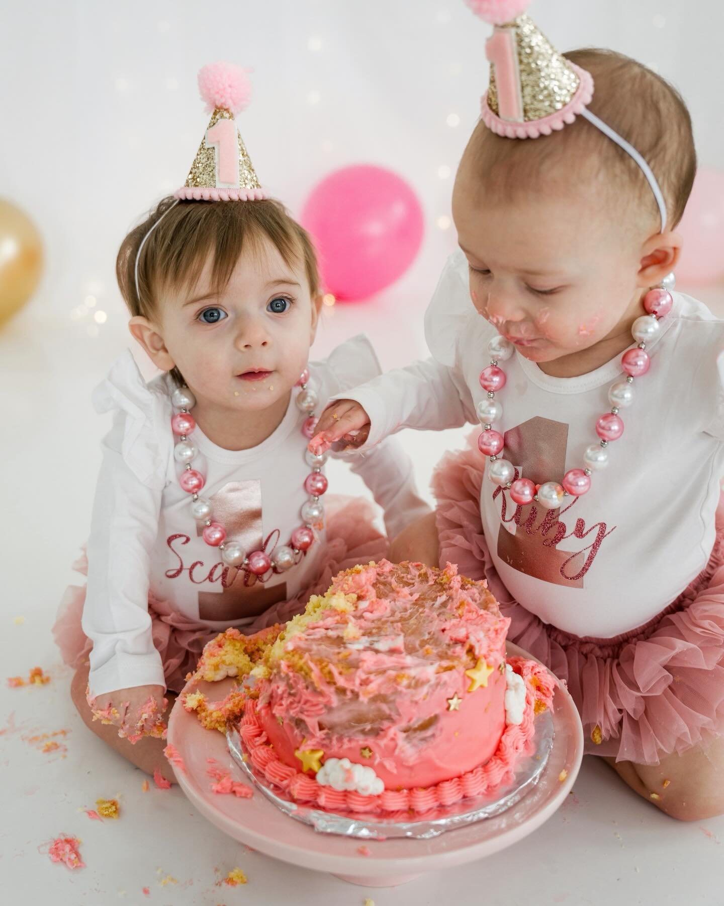Studio cake smash sessions with twins will forever be my favorite kind of chaos 🤍✨ Happy ONE girlies! 
.
.
.
#cagphotography
#montgomerycountyphotographer
#lehighvalleyphotographer
#buckscountyphotographer
#berkscountyphotographe
