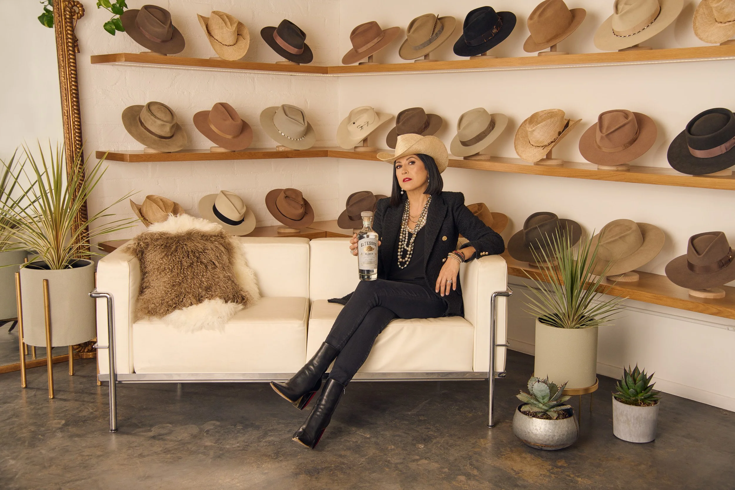 13029_ET_Gladys_Couch_0055.JPG