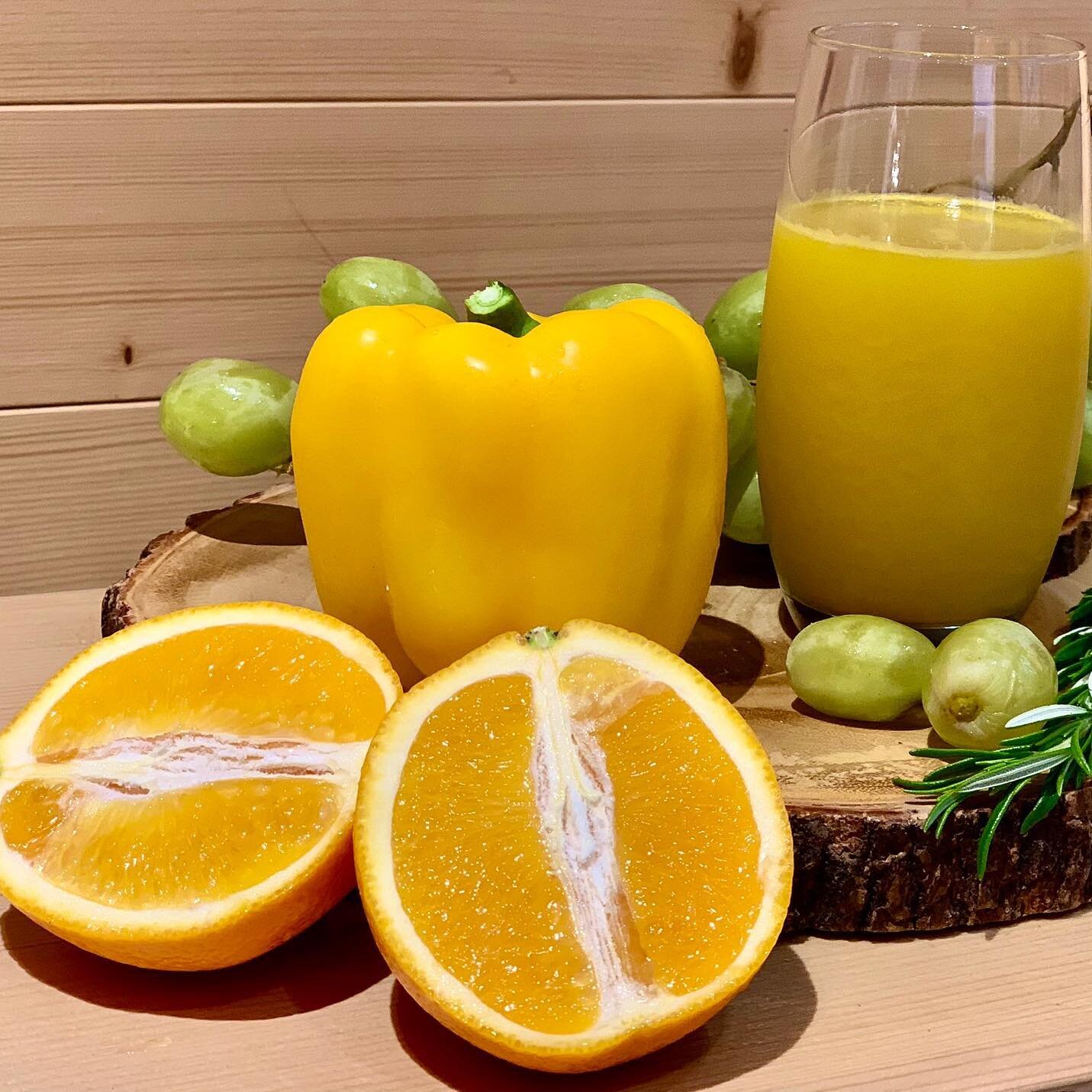 The acidity from the orange and the sweetness from the yellow bell pepper... wanna have a taste of this delightful combo? #rejuvenateyourskin #nourishyourbody #applecucumberjuice #freshjuice #realfruitsmoothie #freshfruittea #sweetbon #cinnamonbuns #