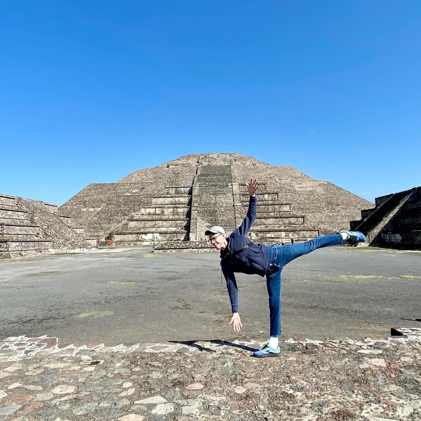 La pir&aacute;mide de (media) luna (y otros lugares magn&iacute;ficos).
.
.
.
#teotihuacan #mexico #piramides #yoga #yogateacher #yogaeverydamnday #yogafitness #yogamen #mensyoga #gayyogi #gayyoga #gayfit #fitgay #menofyoga #yogadudes #dcyoga #namast