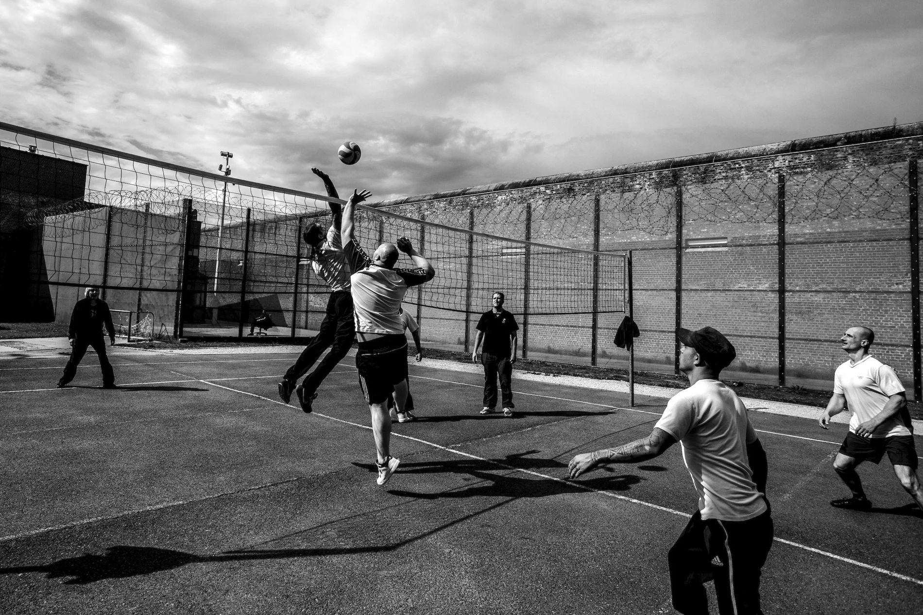 Long term prisoners are playing volleyball in the courtyard of Audenaarde's prison. Belgium, August 2014 © Sébastien Van Malleghem