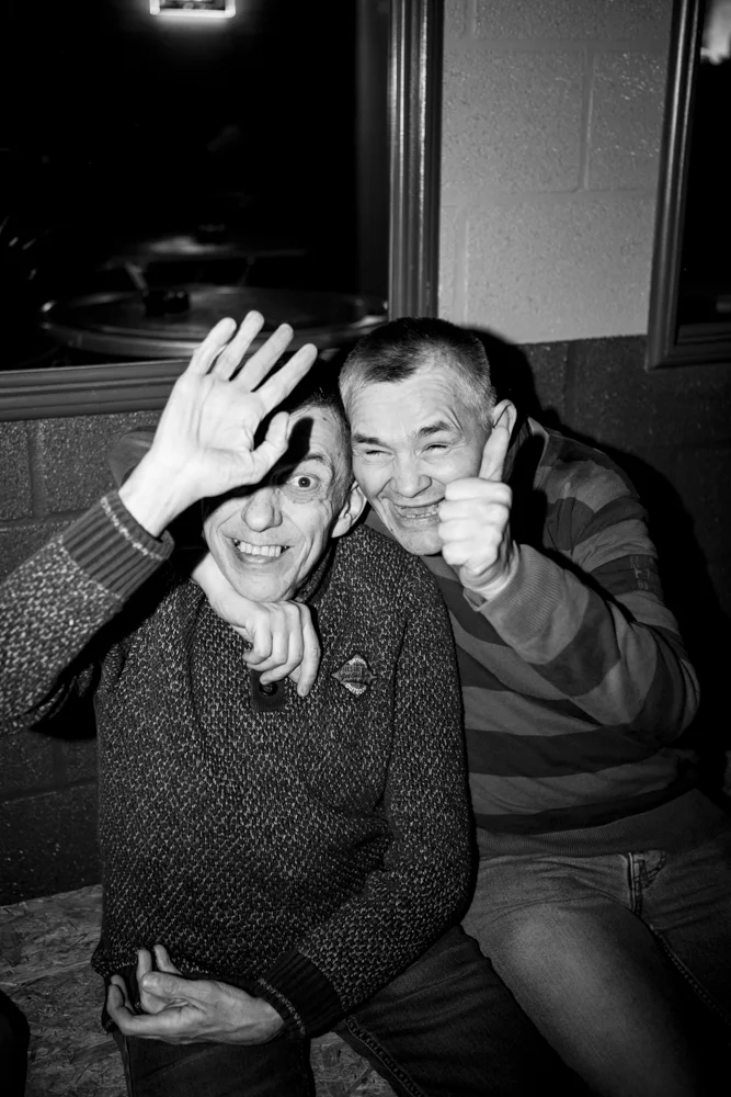 Plusieurs foyer (centre de soins pour handicapés mentaux sévères) se réunissent chaque mecredi afin d’offrir une après midi en boite de nuit au patients mentalement défficient. Le couple au début de la série planifie de se marier. Février 2019, Liège, Belgique.