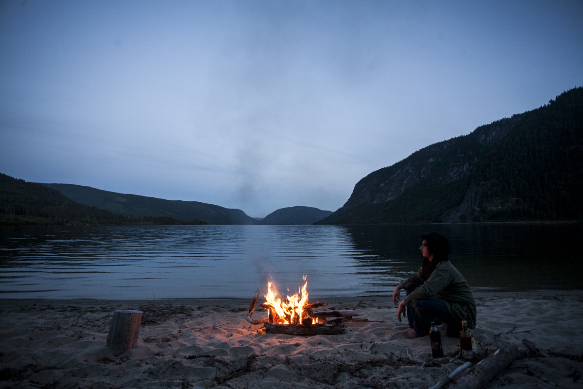 Like two good old friends, we had our own Pirate rhum and decided to plant the tents on a beach next to a fjord. One of my friend Eyvind Natvig would say 4 years later “leave no trace”. The only trace we left (some breads crumbs at max) were probably eaten up by the ants that woke me up.