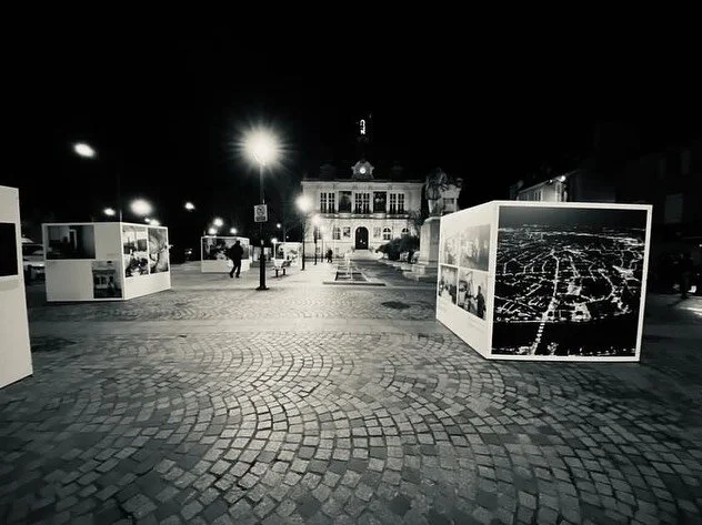 Mon reportage &ldquo;D&eacute;munis&rdquo; expos&eacute; &agrave; l&rsquo;ext&eacute;rieur sur la place de l&rsquo;h&ocirc;tel de ville de Corbeil-Essonnes. Merci @loeilurbain pour la r&eacute;sidence, merci &agrave; tous d&rsquo;&ecirc;tre venus si 