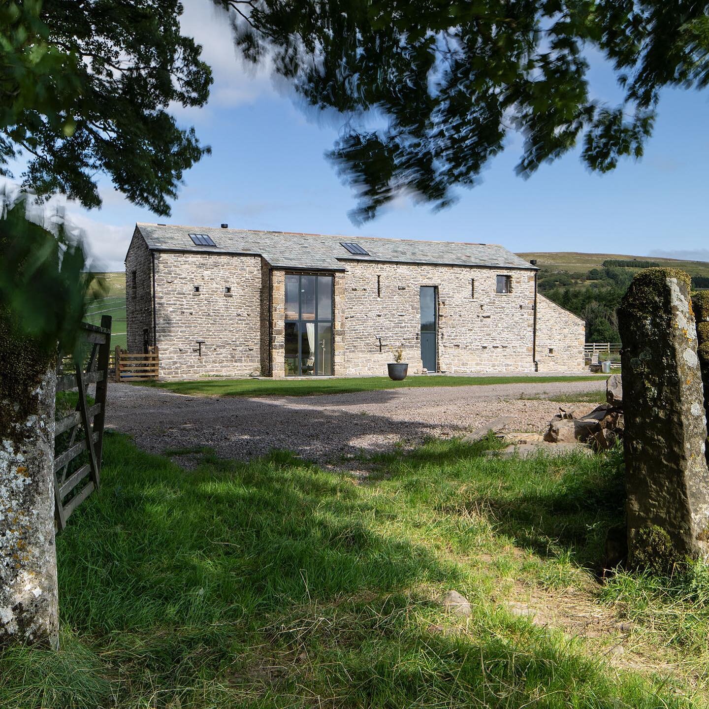 Burra Barn
A home hidden away in the foothills of the Orton &amp; Howgill Fells in the Yorkshire Dales National Park.

Featured in the November edition of @cumbrialifemag 

Photo by Tony West
Kitchen by @lundandlaw 

#barnconversion #architecture #gr