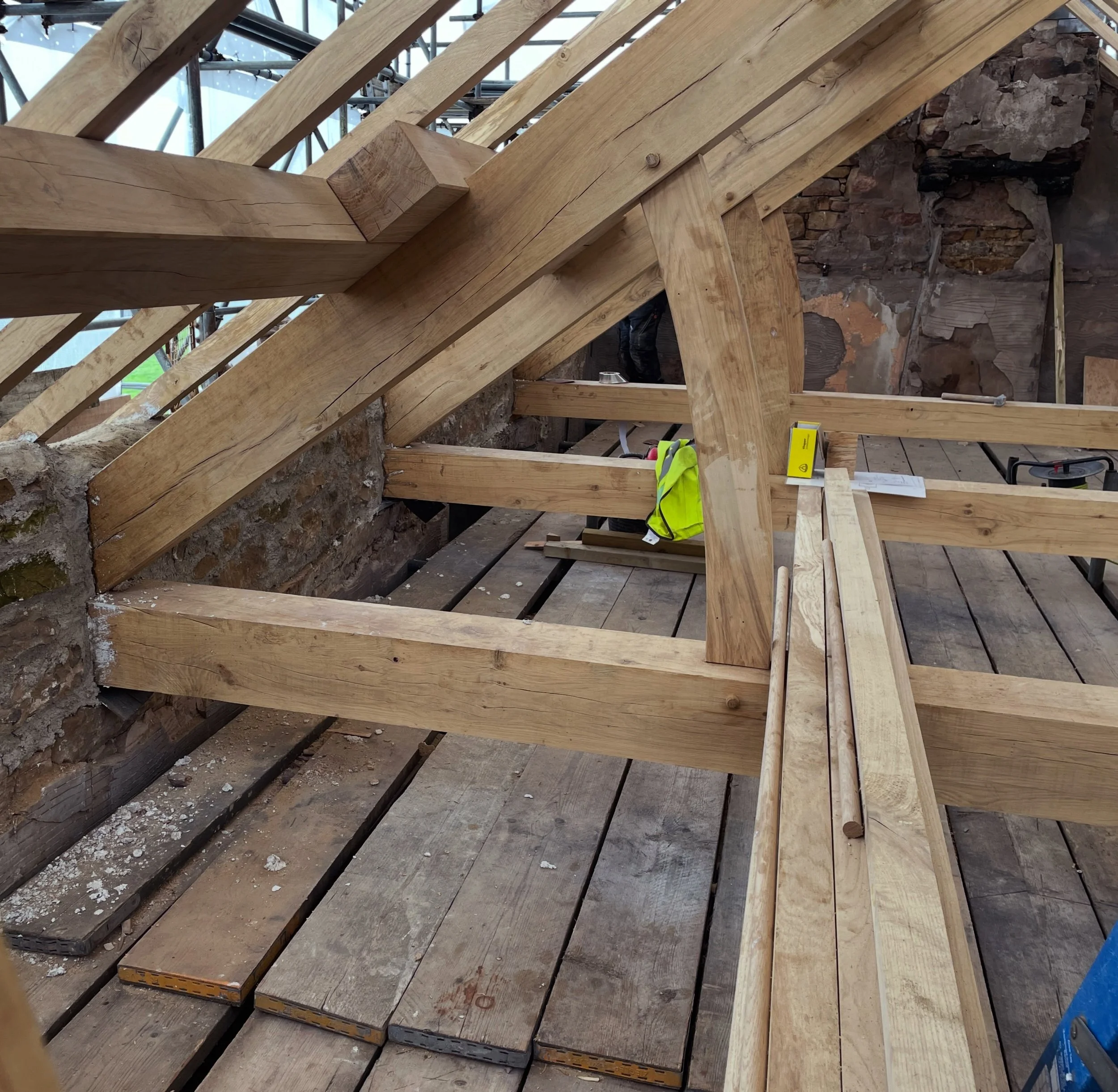 After a fire that ravaged through the roof of this property&hellip; we&rsquo;re super pleased with how this traditional technique oak roof is progressing by @shire_homes_joinery 

Images 1-2 - oak trusses
Image 3 - spars and purlins on oak trusses be