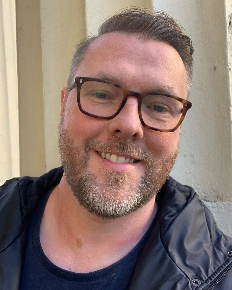 This is the face of a man who has made his book deadline AND got his hair rumped. Both cuts very necessary. 

#amediting #haircutmen #damianbarr