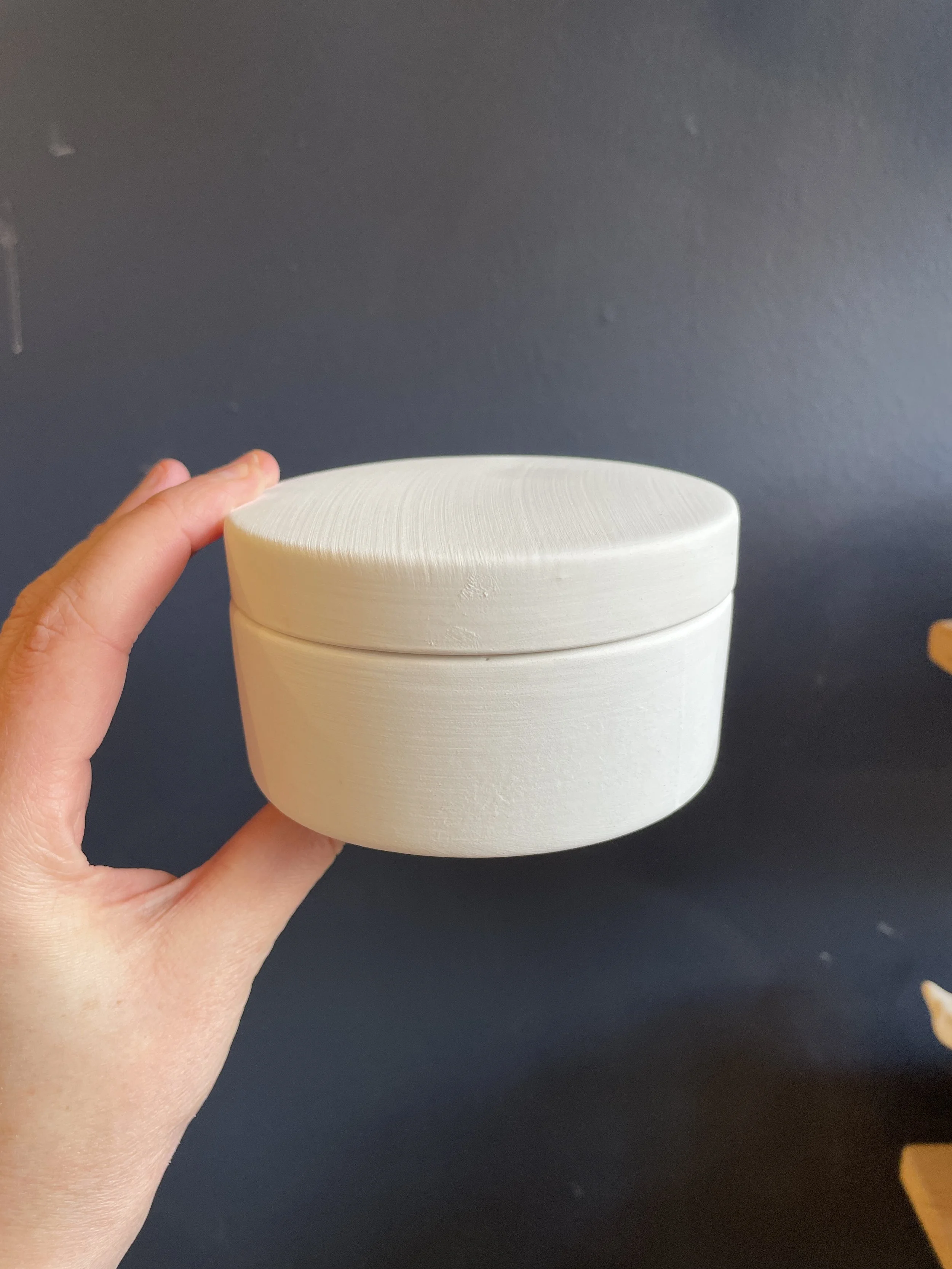 £25 - round box with lid, 13cm