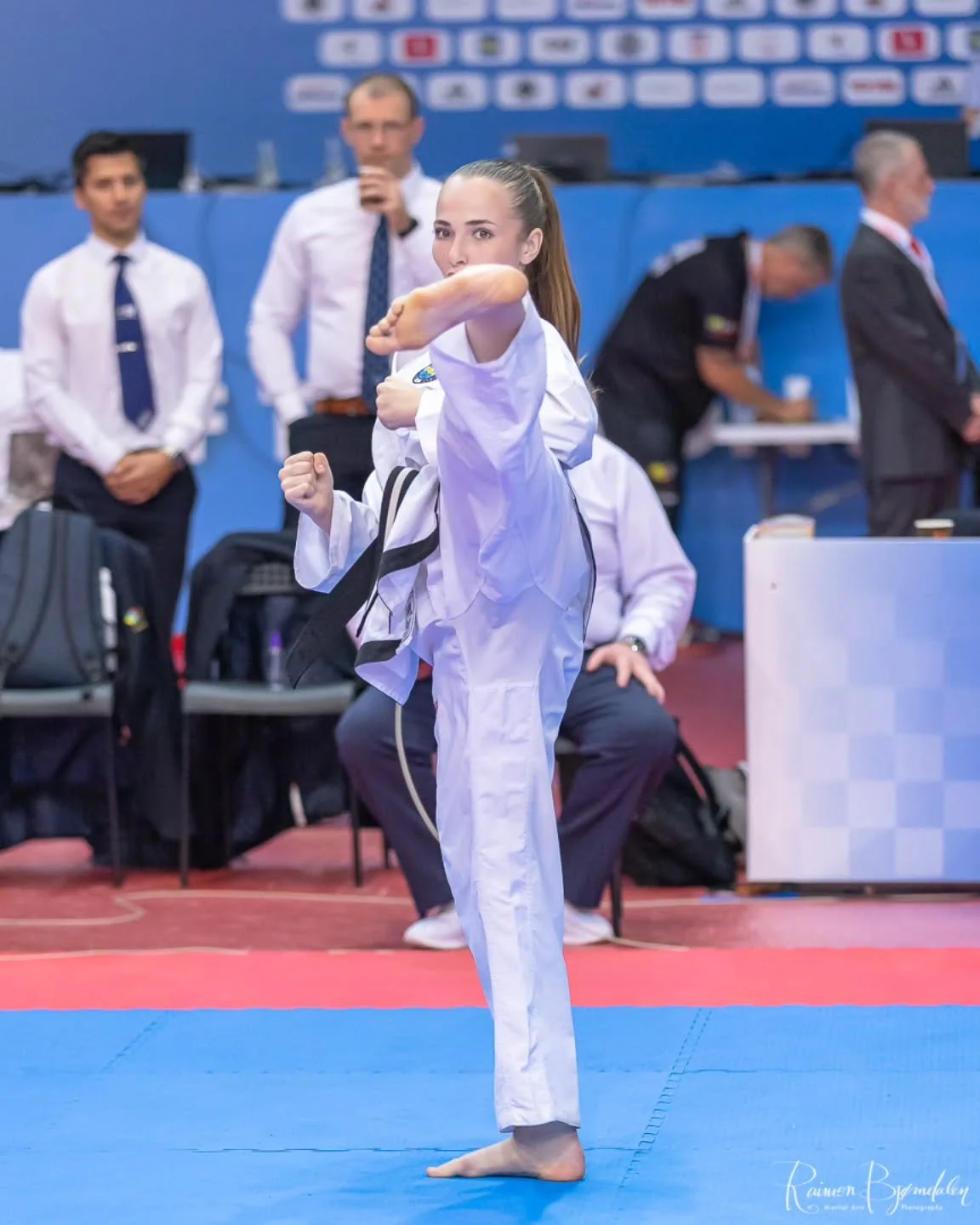 A jolly, holly Christmas kick 👌
&bull;
&bull;
&bull;
&bull;
#@itfwtc2025 #itftaekwondo #martialarts
