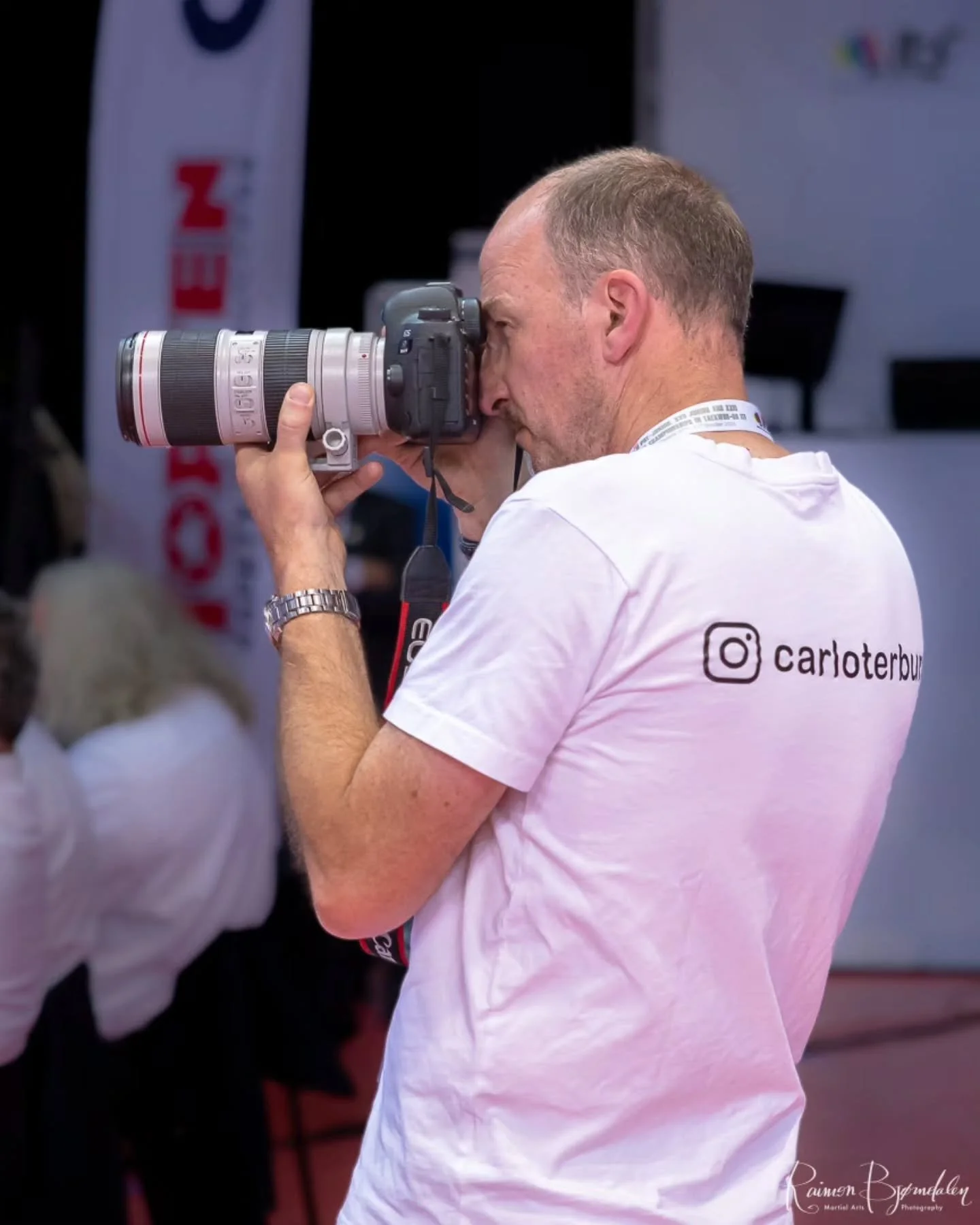 The shooters part 1.
Give it up for some hardworking memory-makers 📷
Food for thought: All the photos these people share with you for free comes at at high price for the photographers themselves. Not only in "cash" but in time and effort.
