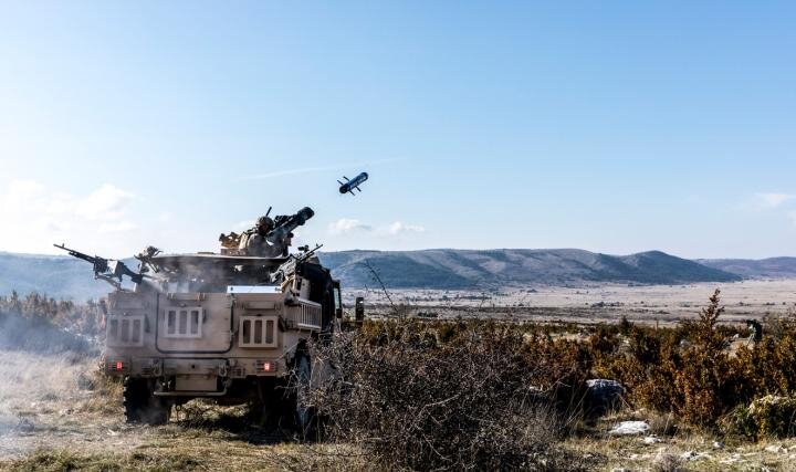 Premier tir d’un Missile Moyenne Portée (MMP) depuis un véhicule commando Sabre