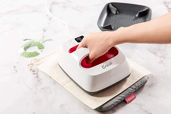CIRCUT EASY PRESS 2 - HEAT PRESS MACHINE FOR $69.00