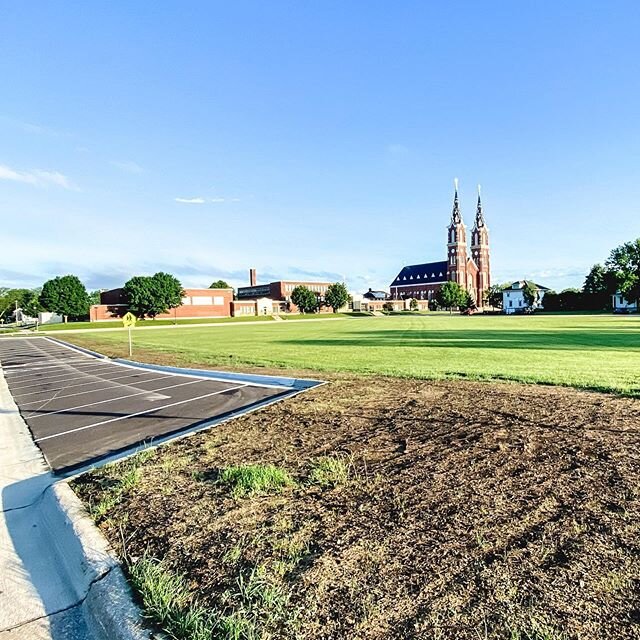 🌱 UPDATE: Downtown City Square⠀
The new parking spaces on the South side of The Downtown City Square look great! ⠀
⠀
We know locals &amp; visitors will enjoy utilizing the additional, convenient parking when attend the Dyersville Downtown Markets th