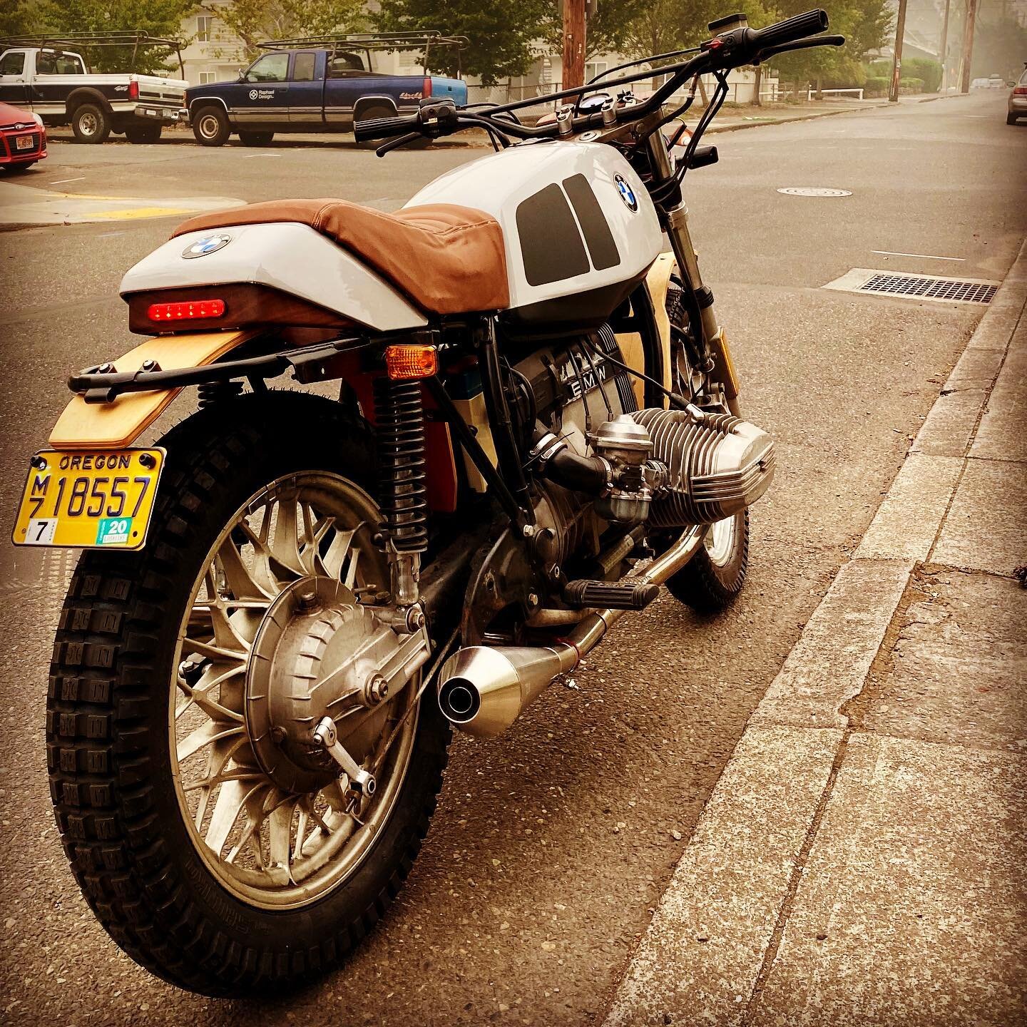 Finally got it back on the road. Now just waiting for the smoke to clear. #bmwr65 #makenice #airheads+architecture #motodistancing