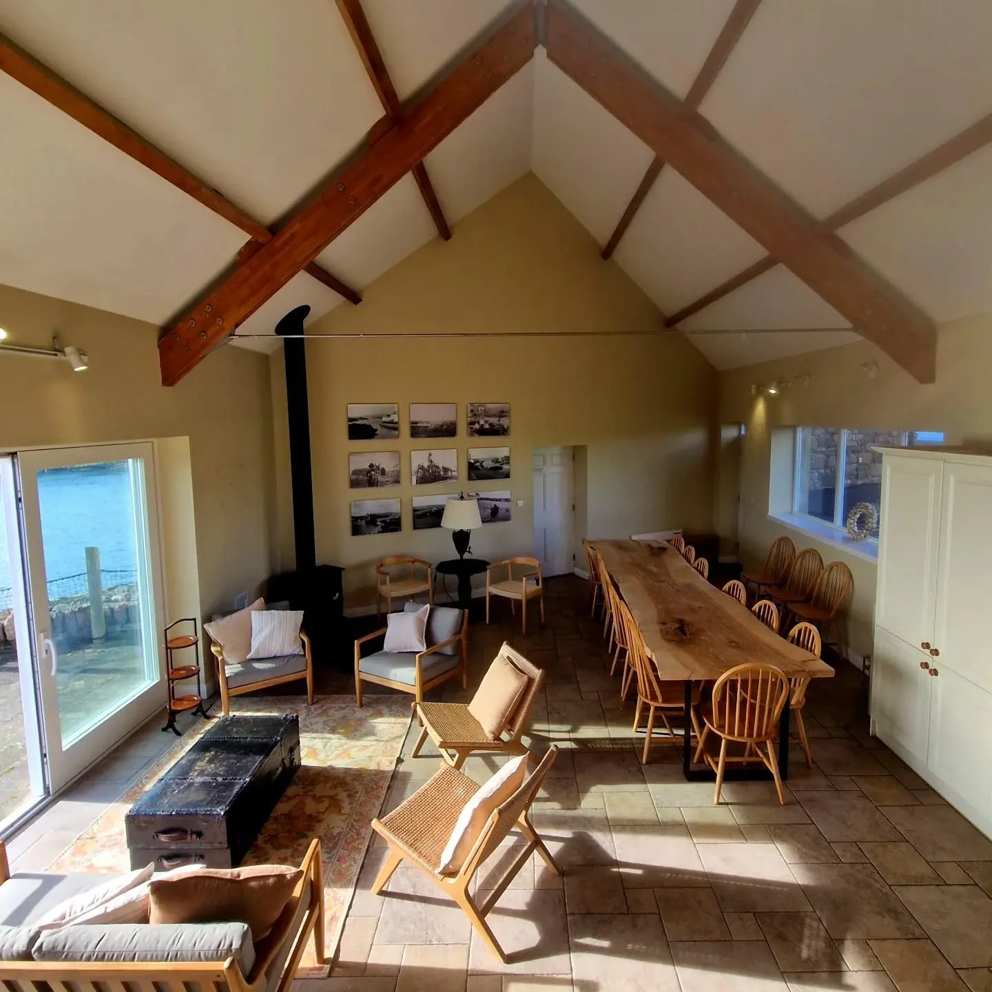 ✨ After an intense week of work, we&rsquo;re so proud to finally reveal the makeover of the Inishcoo house. 💪😍

Our kitchen, living room and library have been beautifully refreshed &mdash; blending comfort, warmth and timeless charm.

🍽️ A brighte