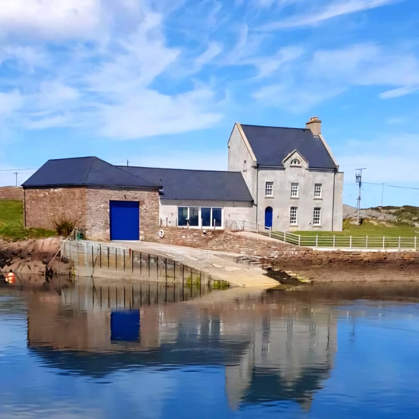 🌿After exploring the wild beauty outside, step inside and discover a cosy interior, full of charm, warmth and true authenticity.
A house made for sharing, relaxing and feeling at home.

🏡 Sleeps up to 18 guests &mdash; ideal for family gatherings, 