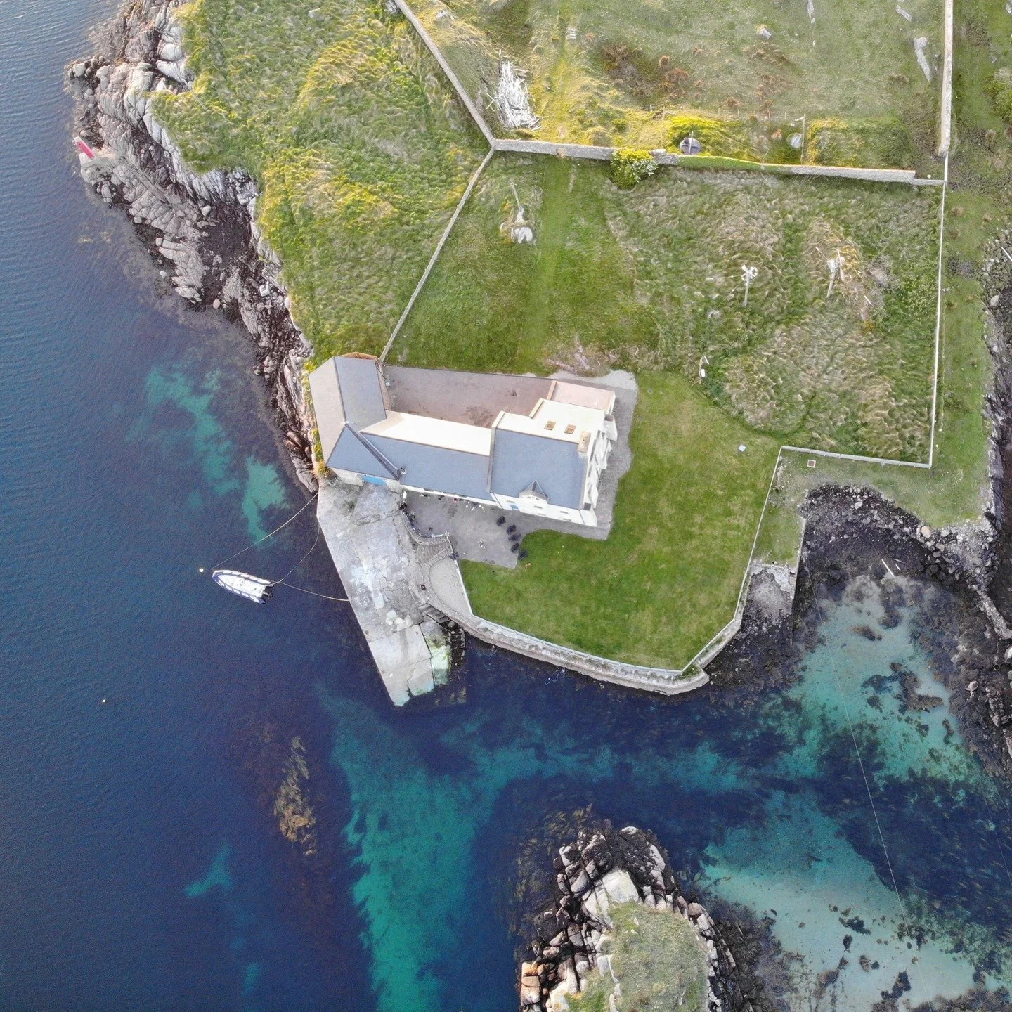 🌿 Escape to the timeless beauty of Inishcoo Island 🌿
A truly unique house to rent, set on a wild, unspoiled island &mdash; accessible by boat 🚤
Here, luxury means silence, space, and endless nature.

✨ Exceptional and secluded location
🏡 Sleeps u