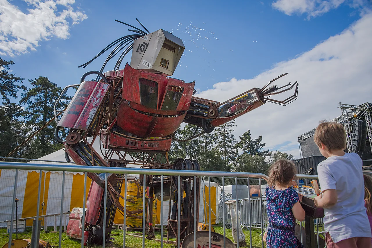 5d91b55fdeade34616606547_The robot wows at Whitenoise .jpg