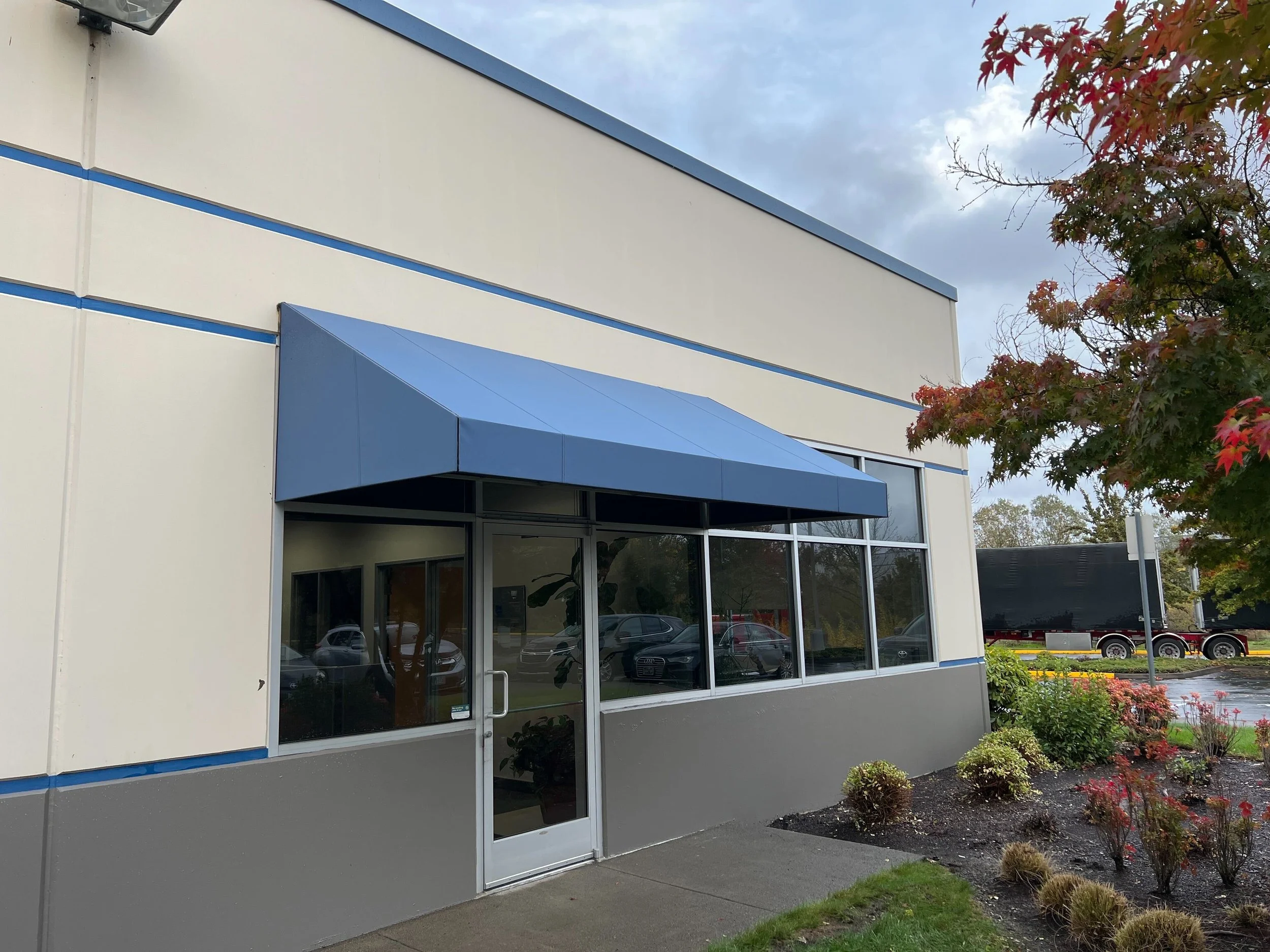 rose-city-awning-commercial-traditional-awning-graphics-welded-frame-branding-portland-beaverton-tigard-lake-oswego-west-linn-vancouver.jpg.jpg