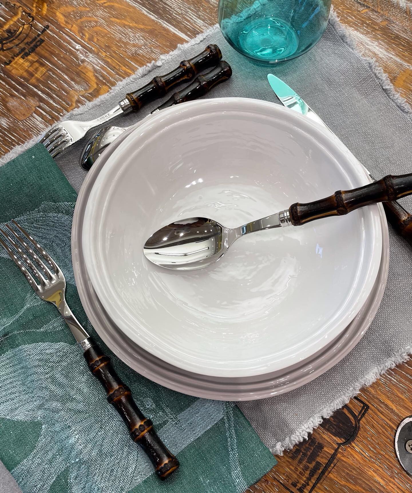 Bring the outdoors to your table with our gorgeous collection of melamine.  Durable and perfect for your next outdoor adventure.🍽️
.
.
#melamine #outdoors #patiodecor #tabletop #tablescapes #dinnerware #sabre ##decor #madeintheusa #spring #entertain