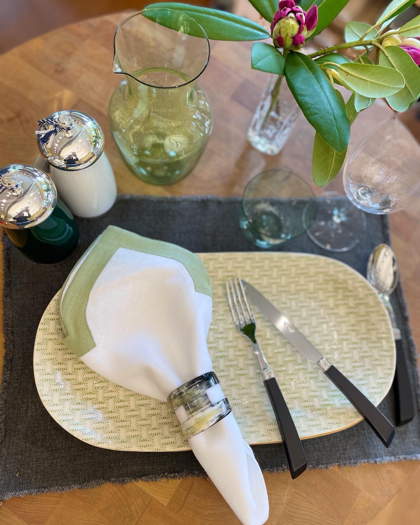 Love layering these dark linen table mats from Libeco. They add a little something to my spring tablescape🍽️💚
.
.
.#spring #green #tablescapes #sabre #linen #chairugi1952 #interior #dining #fresh #lovemyjob #terrafirma