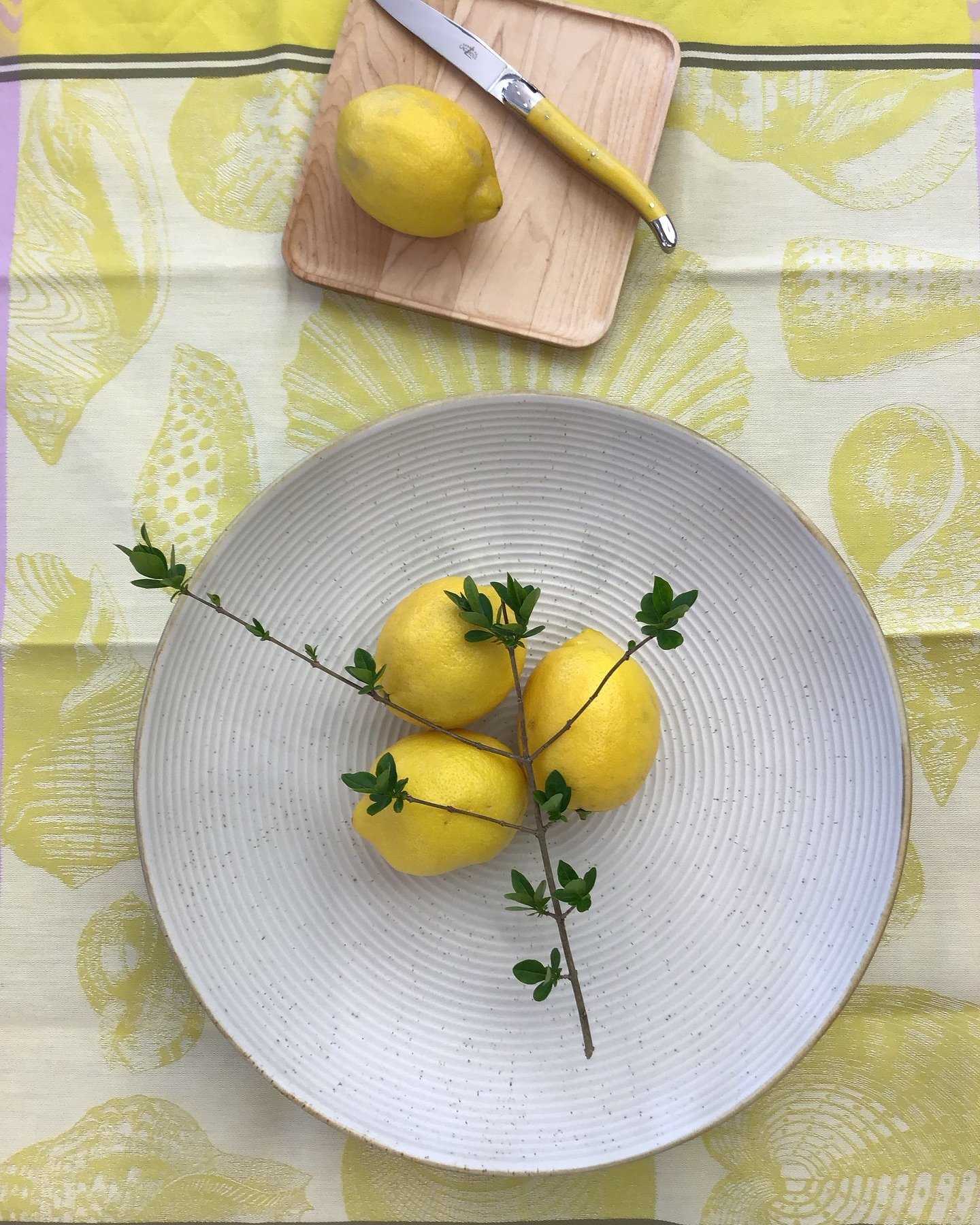 Japandi&rsquo; with lemon styles your table with a calming organic feel.  It&rsquo;s real!..Japanese blended with Scandinavian design.
.
.
#latest #fresh #japandistyle #tabletop #lemon #hamptons #lovemyjob