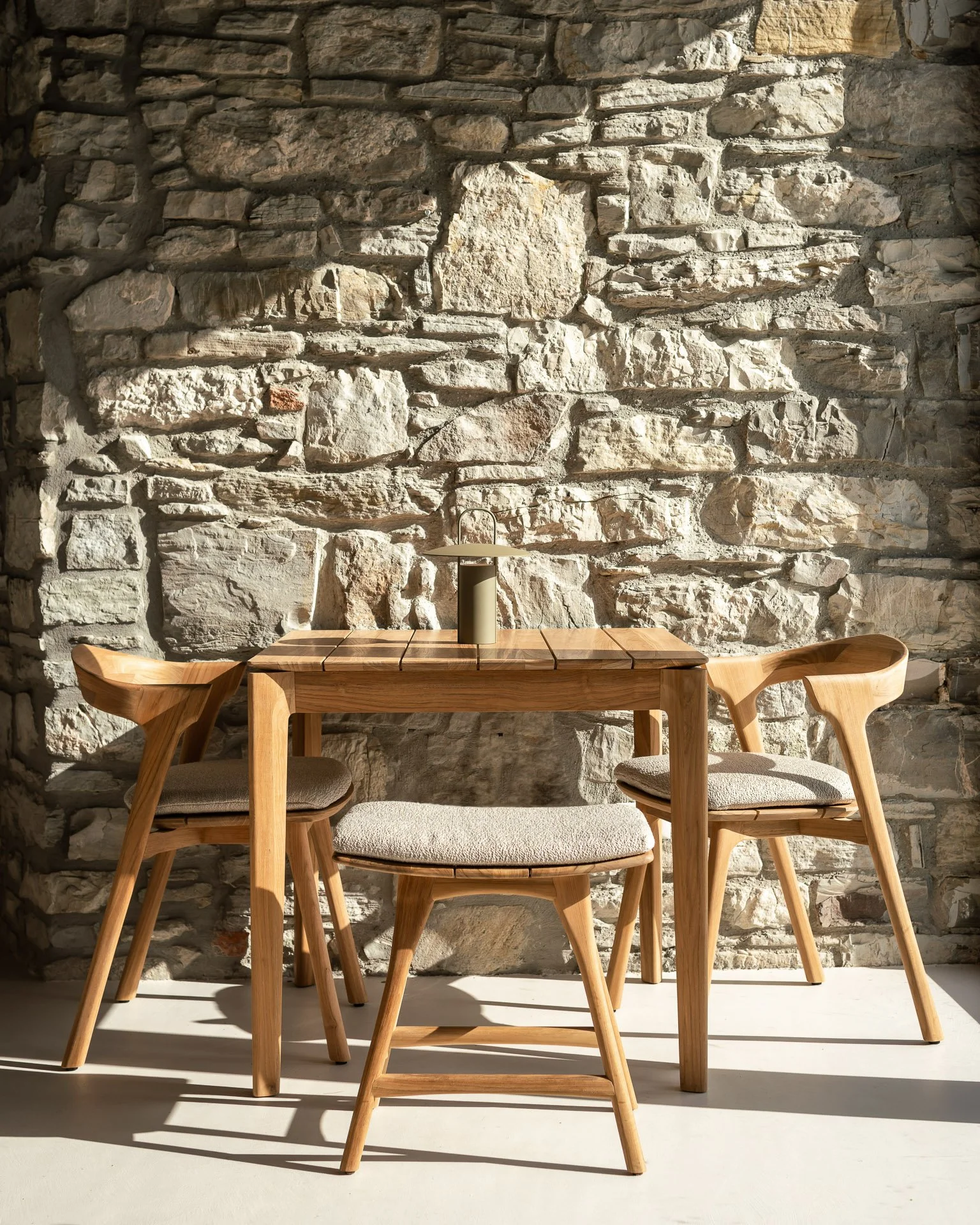 10296_Bok_outdoor_dining_table_10155_Bok_outdoor_dining_chair_21096_Bok_cushion_off_white_10288_Osso_outdoor_stool_21243_Osso_stool_cushion_off_white_WEB.jpg