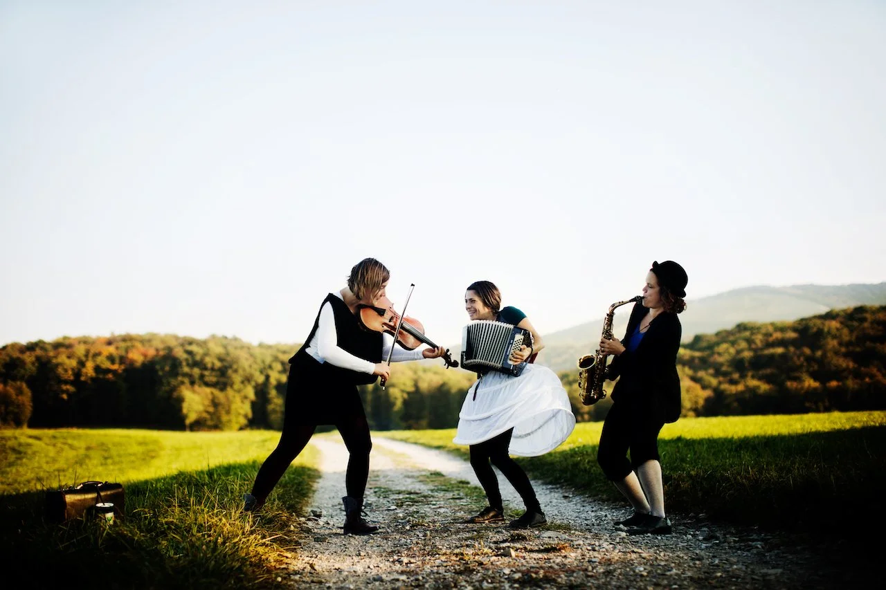 Ein Hut, ein Stock, ein Damenunterrock