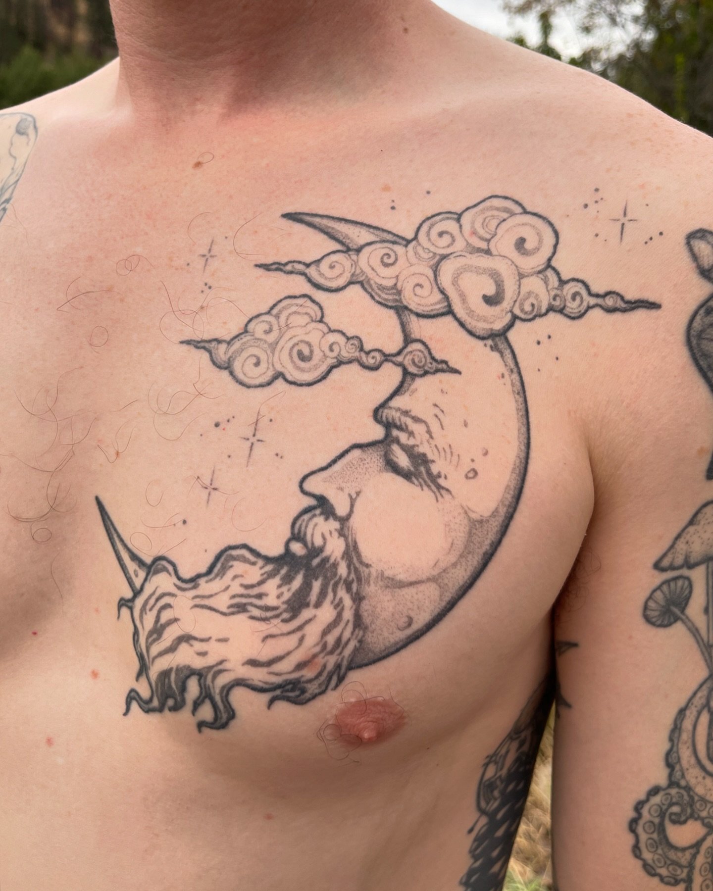 1.5 years healed on @preservedlight. My old man moon ❤️
&bull;
&bull;
&bull;
&bull;
&bull;
&bull;
#moon #moontattoo #bctattooartist #dotworktattoodesign #healedtattoowork #customtattoodesign #lineworktattoo #tattoo #tattooart #tattooartist #tattooers