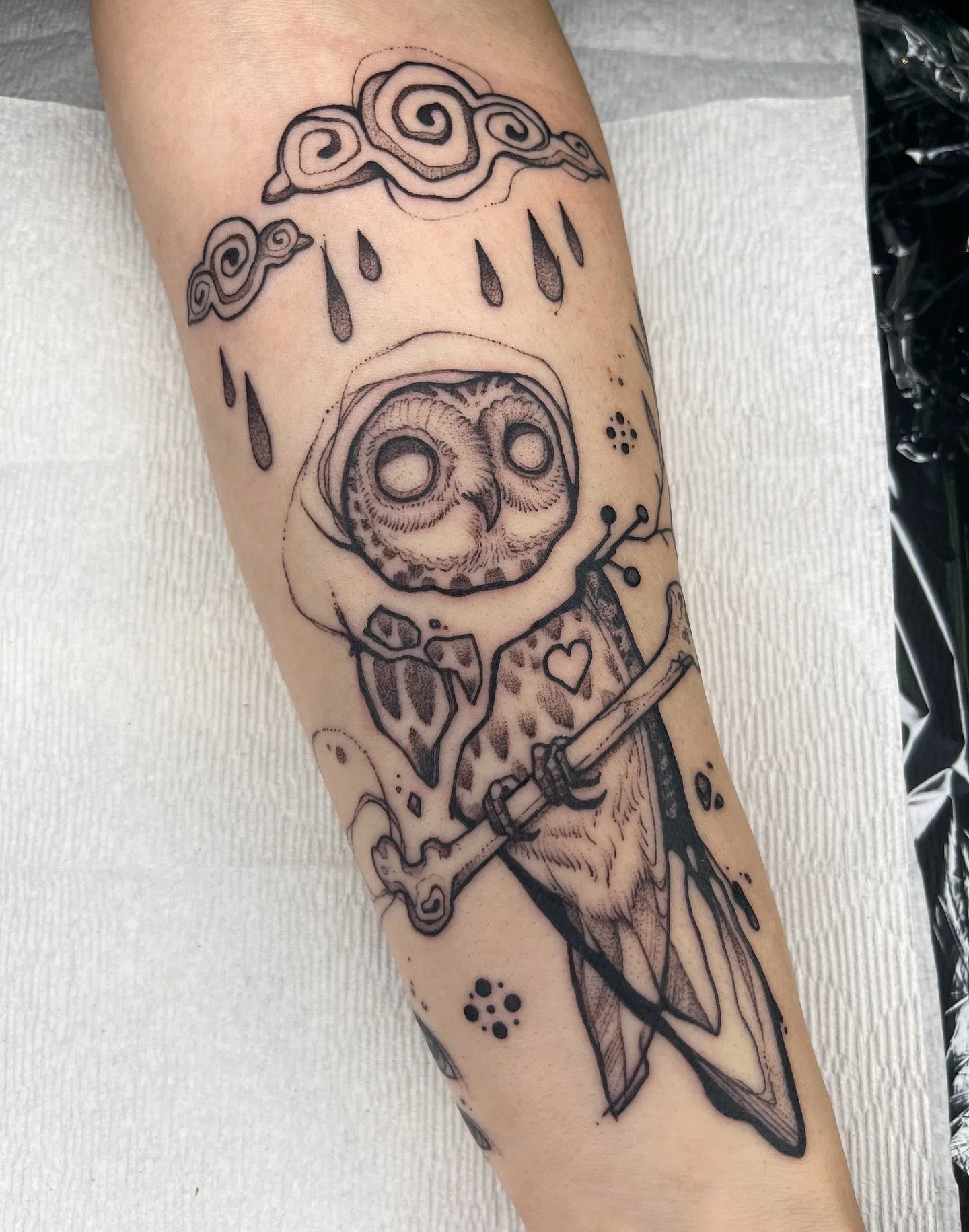 Stormy little owl for Jayde.
Done at @lamaison.tattoo. 
&bull;
&bull;
&bull;
&bull;
&bull;
#owl #owltattoo #blackworktattoo #blkttt #blackink #onlythedarkest #blackinktattoo #blktattoo #lineworktattoo #blackwork #blackworktattoo #vancouvertattoo #fla