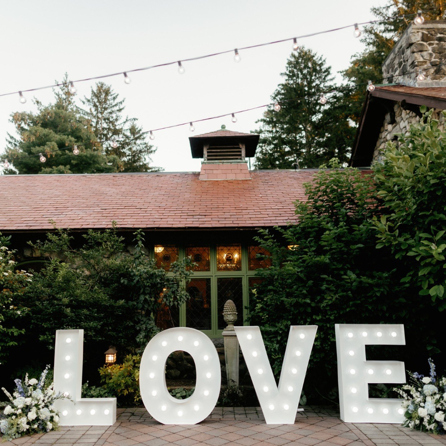 LOVE in lights! A double entendre for our tennis loving groom. 
.
.
.
Wedding Management @ljeventsma
Venue:  @willowdaleestate
Photography: @danaguirrephoto
Florist: @nunansflorist
Marquee Lights: @simplymarquee
Event Assistant: @jillian_neal_
.
.
.
