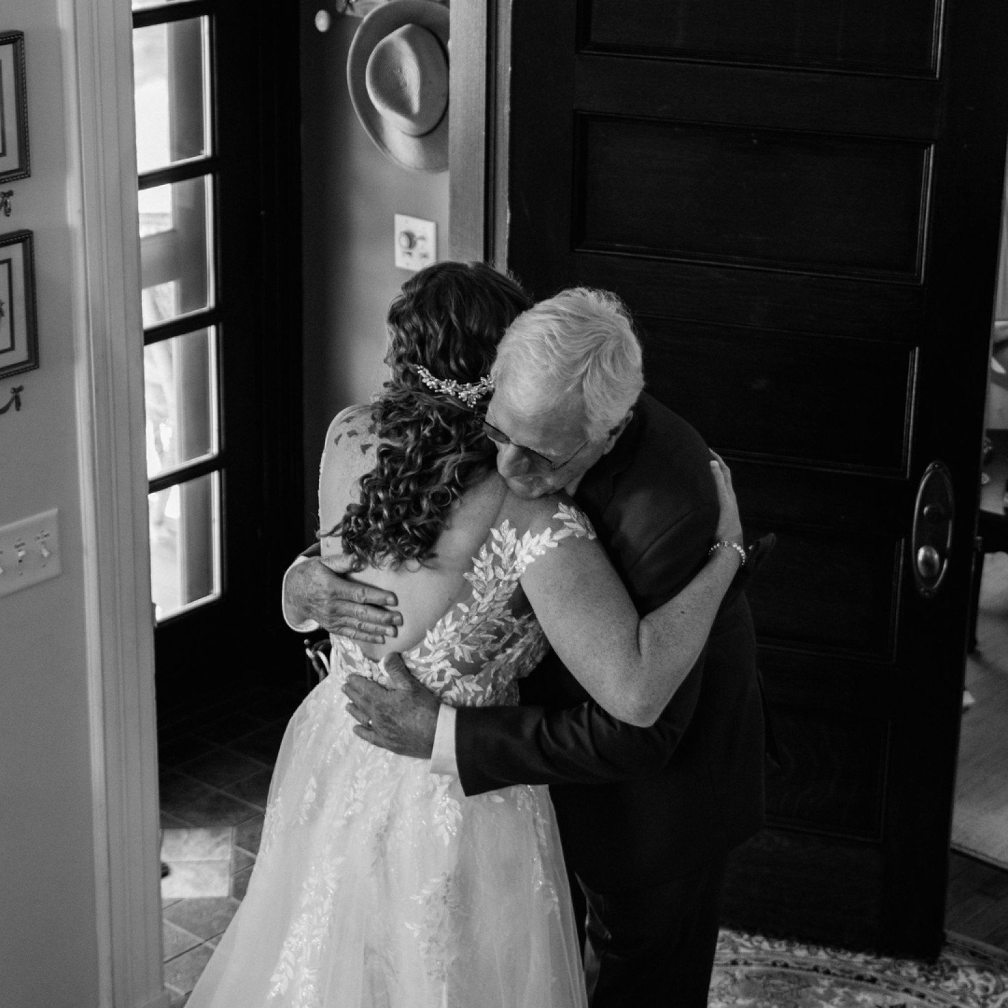 A tender moment between M and her father on wedding day, 
.
.
.
Venue: Private Residence	
Photography: @hannahfisherphotography_
Wedding Planning &amp; Design: @ljeventsma
Bride&rsquo;s Hair Stylist:  @roffisalon
Bride&rsquo;s Attire:  @kleinfeldbrid