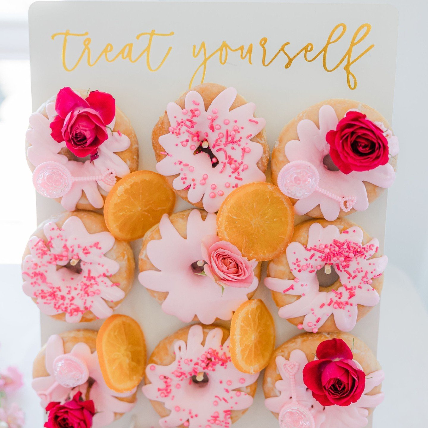 Cheers to love, laughter, and a whole lot of donuts! 

I love adding sweet details to every celebration, and these donuts made this baby shower truly special. Here's to more sweet moments and joyful gatherings!
.
.
.
Venue: @granitelinks
Photography: