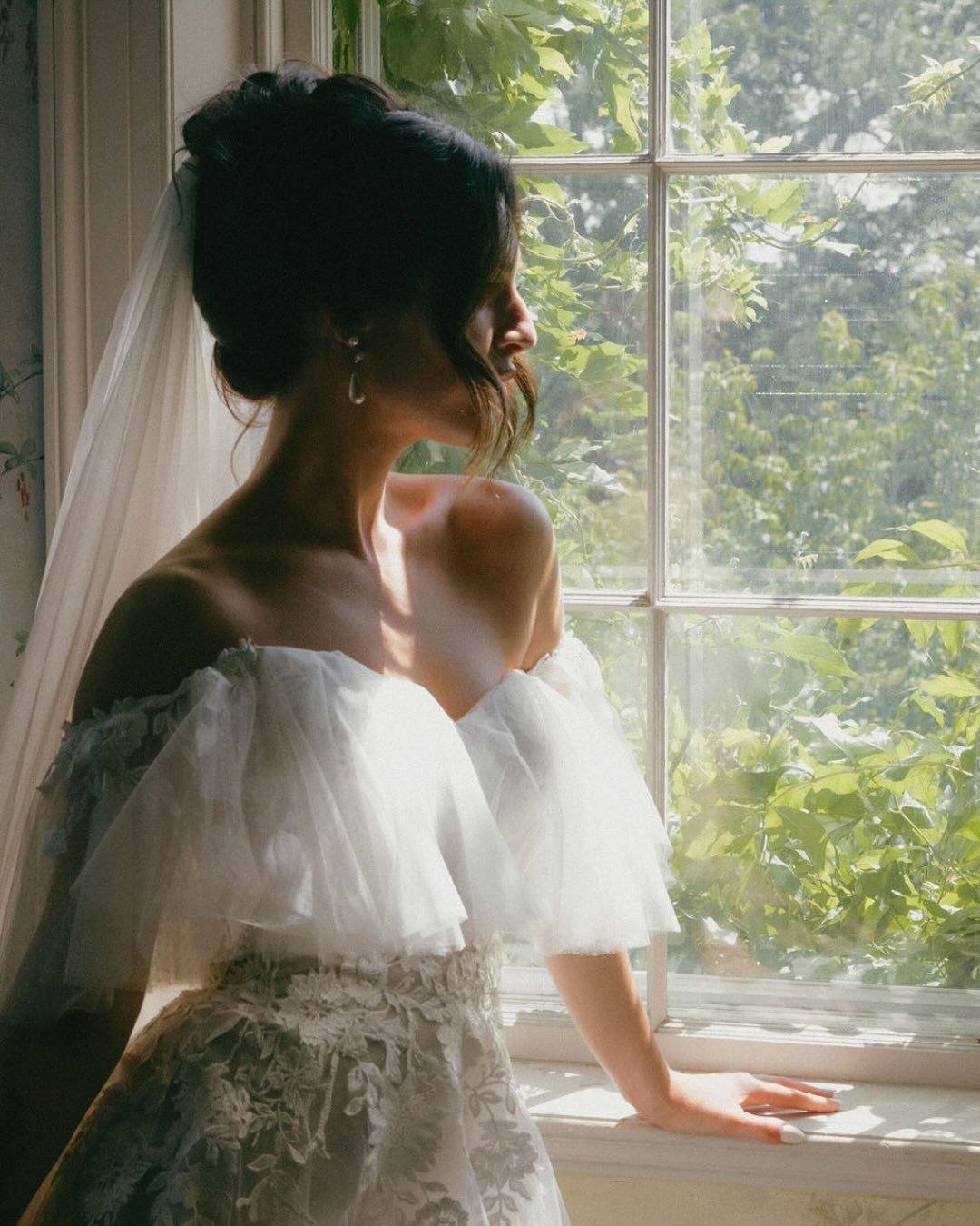 The sneaks are in from S &amp; A&rsquo;s wedding at Long Hill, and they are absolutely magical. After fourteen weeks of rain, the sun finally came out, casting the most beautiful glow over their garden celebration. 

Lush blooms, historic stone walls