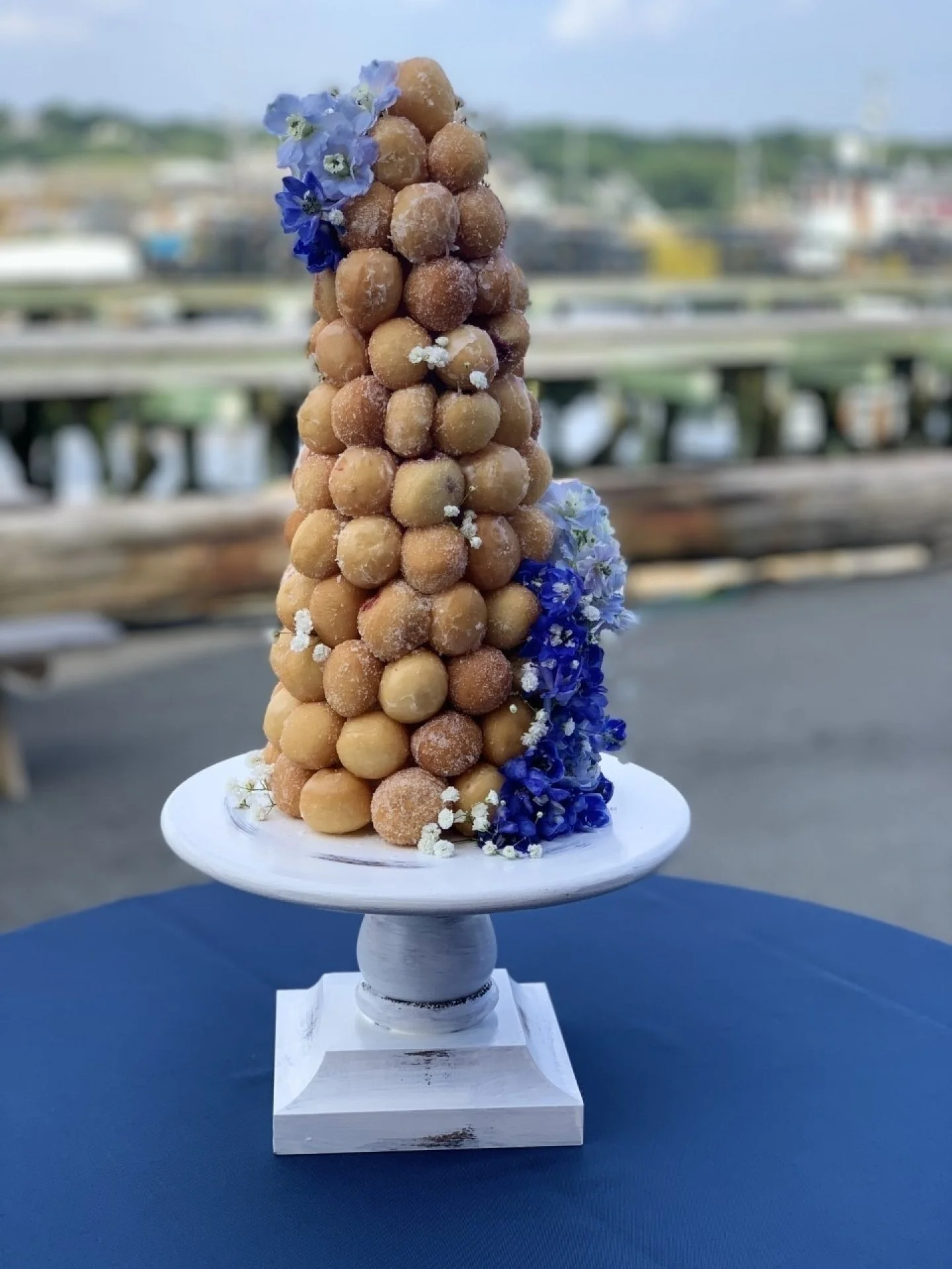 Happy Friday!  Quick reminder, it's YOUR wedding - do what YOU want to do. 
.
.
.
Coordination: @ljeventsma⁠
Venue: @maritimegloucester⁠
Catering: @sensationalpaellacatering⁠
Florals: Whole Foods, Lynnfield ⁠
Photography: iPhone photo by @ljeventsMA⁠