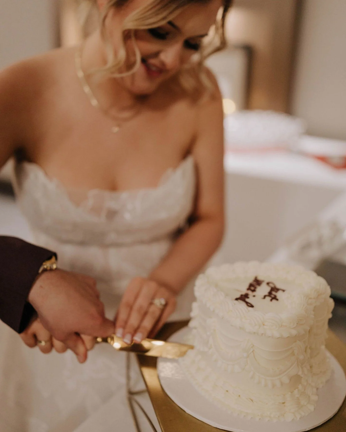 S &amp;J's Valentine's Day wedding was full of romance and vintage touches.
.
.
.
Wedding Management:| @ljeventsma
Venue: @theartisanhotelattuscanvillage
Officiant: @nhjpshellymead
Photography: @kphotografee
Wedding Management:| @ljeventsma
Entertain