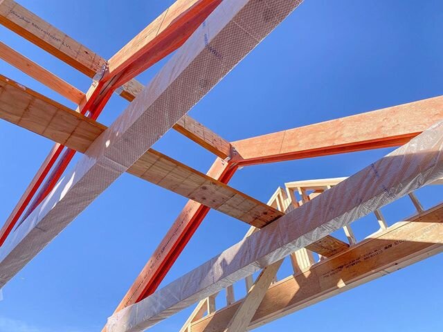 Our trusses installed and ready to receive the rest of the roof framing. The clean lines of this mountain modern retreat are going to frame the natural views perfectly. .
.
.
#mountainmodern #timberframe #handcrafted #mountainliving #heavytimber #tru